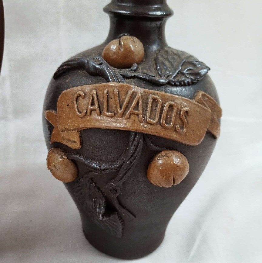 Voir photo 2 de Lot de deux carafes Calvados vintage Lot de deux carafes Calvados vintage Très bon état reconditionné photo 2