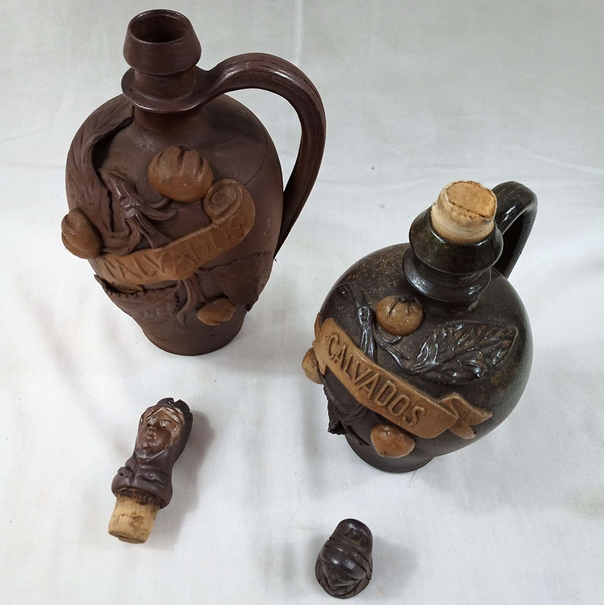 Voir photo 6 de Lot de deux carafes Calvados vintage Lot de deux carafes Calvados vintage Très bon état reconditionné photo 6