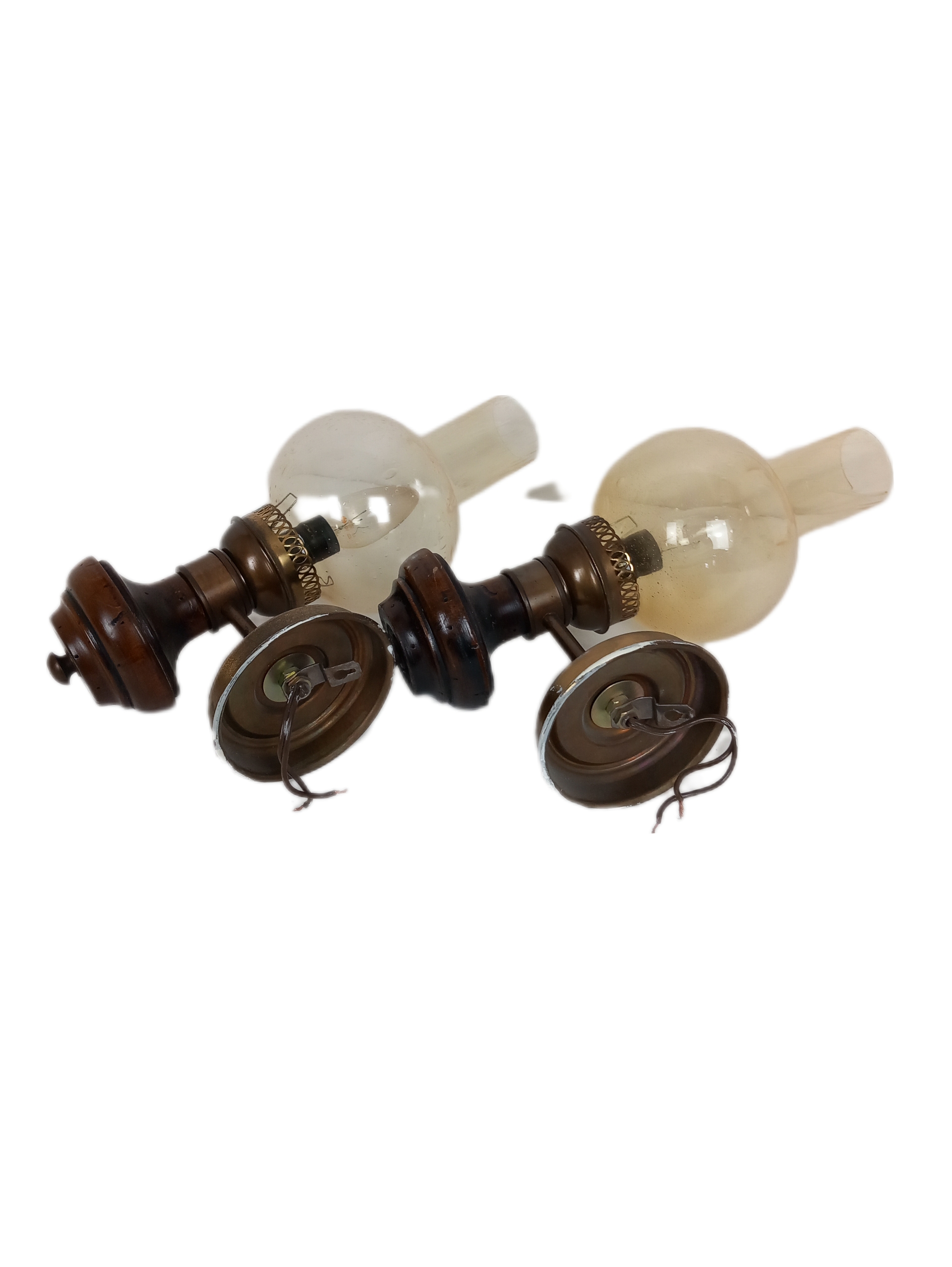 Acheter Lot De Deux Lustre Vintage Avec Boule En Verre Et Bois Très bon état - 22,40 € Lot De Deux Lustre Vintage Avec Boule En Verre Et Bois Très bon état reconditionné disponible sur Label Emmaüs