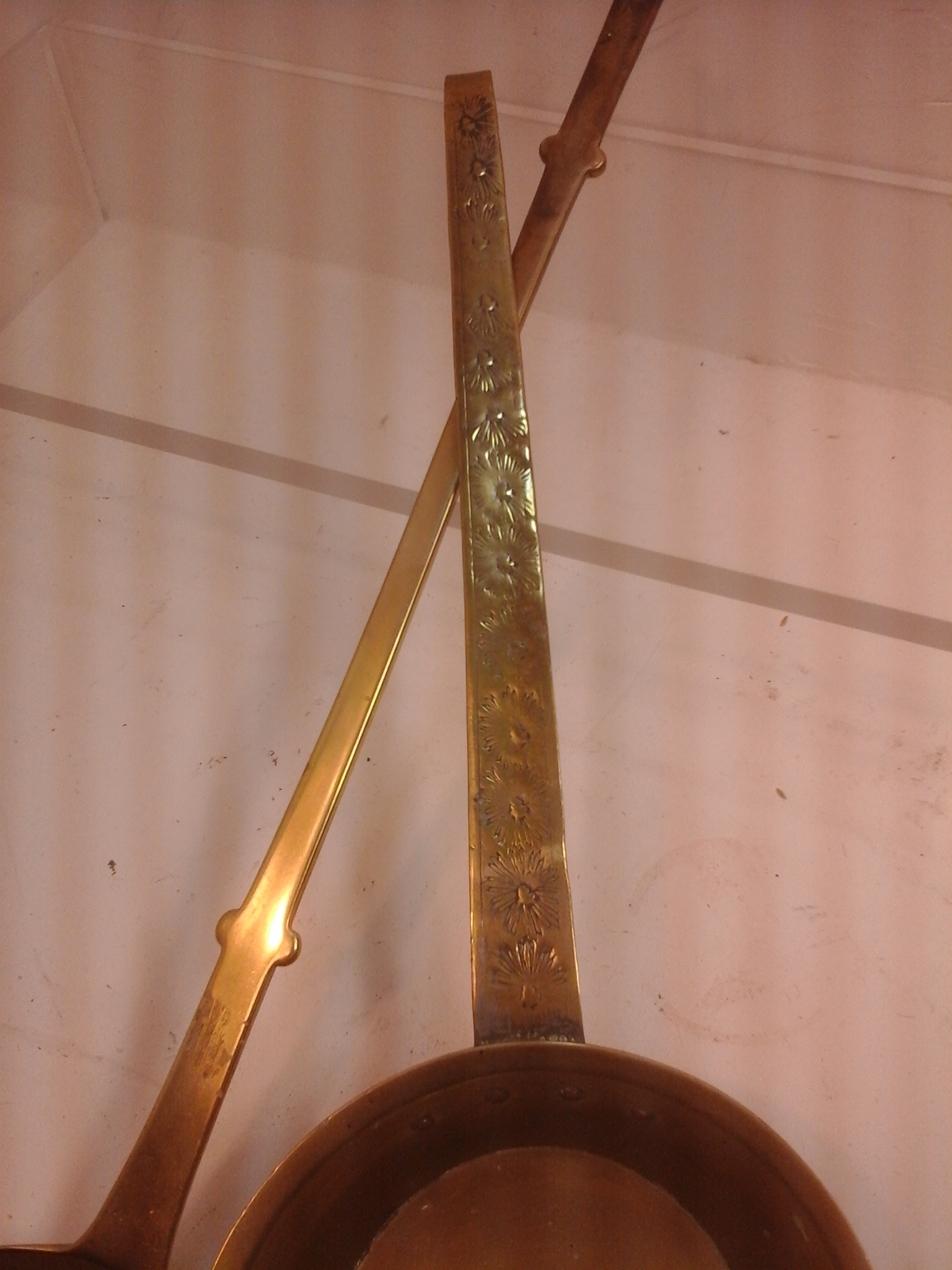 Voir photo 6 de Lot de deux paires Ancienne Grande Louche et Écumoire en cuivre et fer forgé Lot de deux paires Ancienne Grande Louche et Écumoire en cuivre et fer forgé État correct reconditionné photo 6