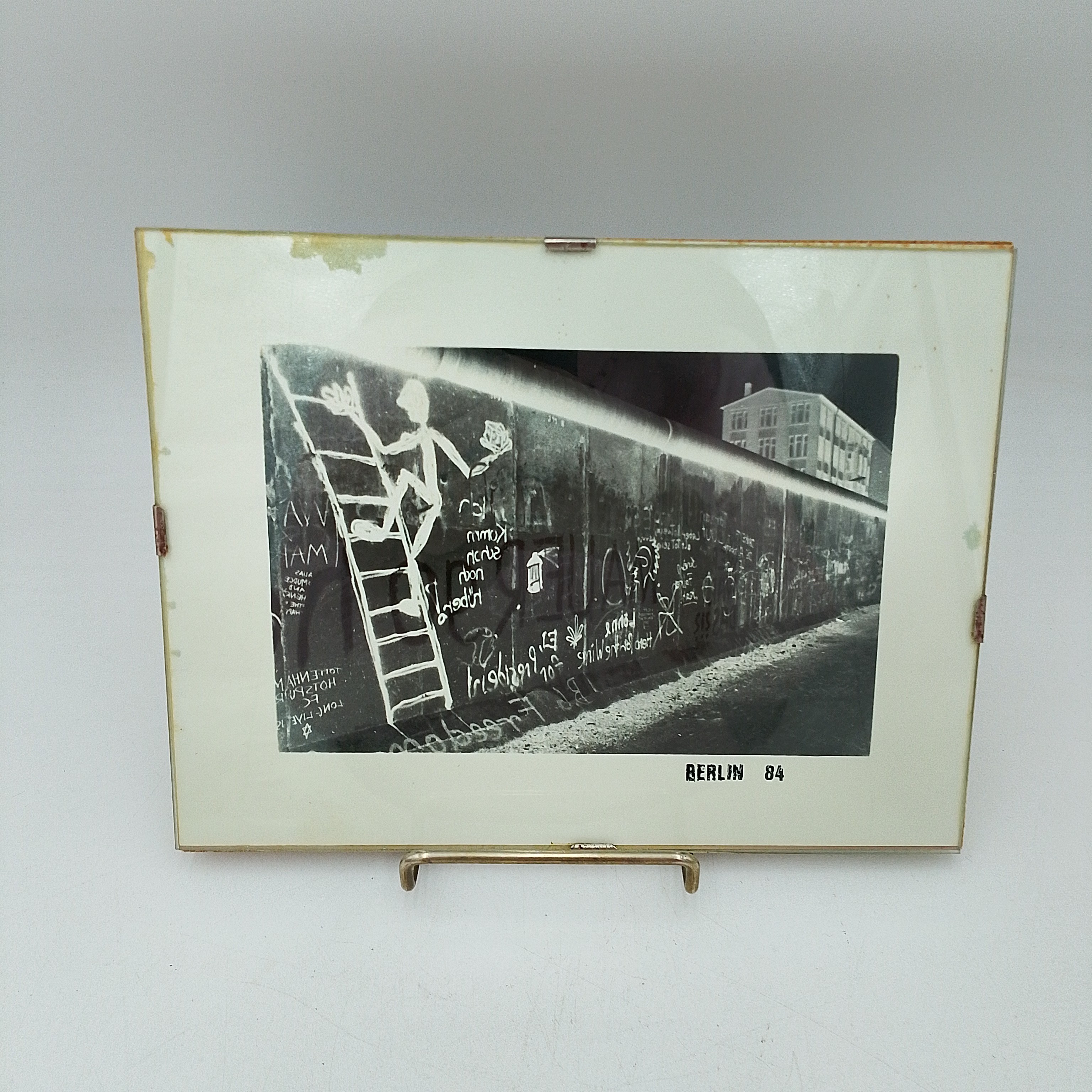 Voir photo 2 de Lot de deux photos du Mur de Berlin (1984) Lot de deux photos du Mur de Berlin (1984) Bon état reconditionné photo 2
