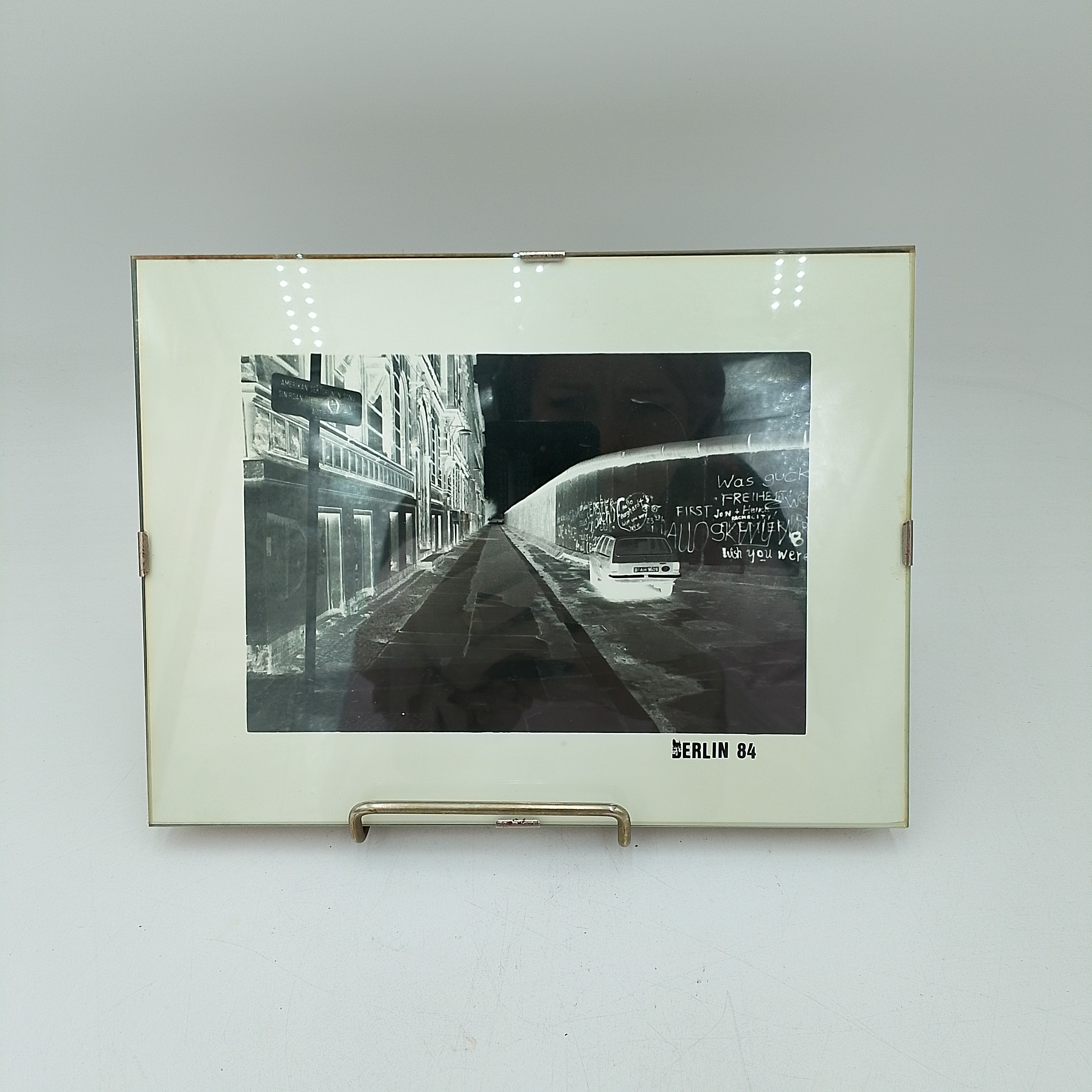 Voir photo 3 de Lot de deux photos du Mur de Berlin (1984) Lot de deux photos du Mur de Berlin (1984) Bon état reconditionné photo 3
