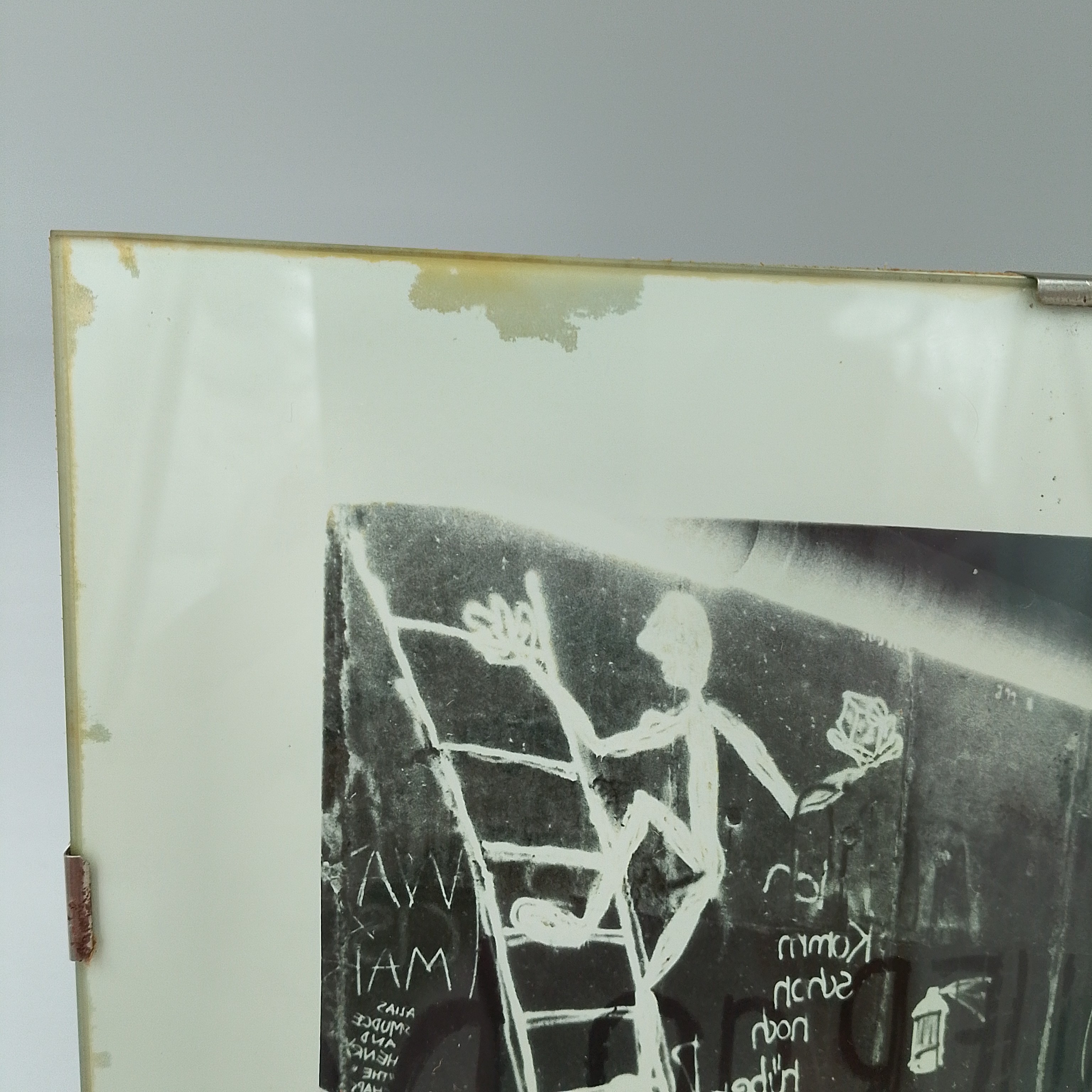 Voir photo 4 de Lot de deux photos du Mur de Berlin (1984) Lot de deux photos du Mur de Berlin (1984) Bon état reconditionné photo 4