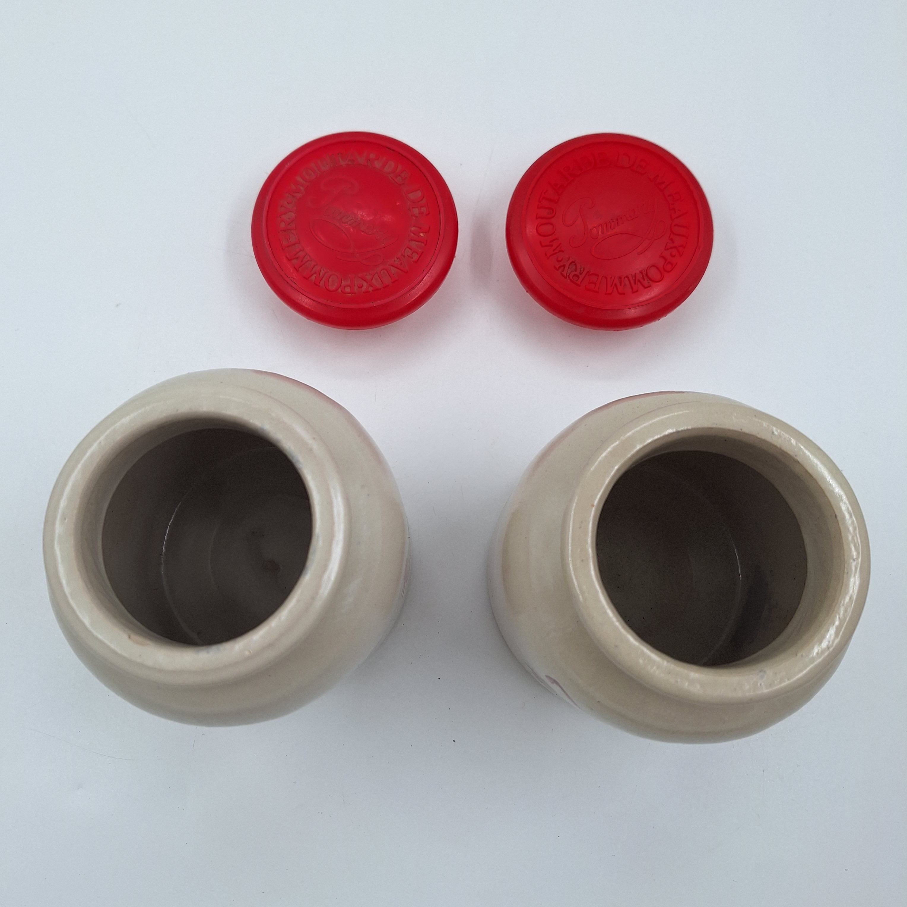 Voir photo 4 de Lot de deux pots à moutarde. Grès. Couvercle rouge plastique. Décor masque multicolore. Estampillé sur le couvercle « Moutarde de MEAUX » Lot de deux pots à moutarde. Grès. Couvercle rouge plastique. Décor masque multicolore. Estampillé sur le couvercle « Moutarde de MEAUX » reconditionné photo 4