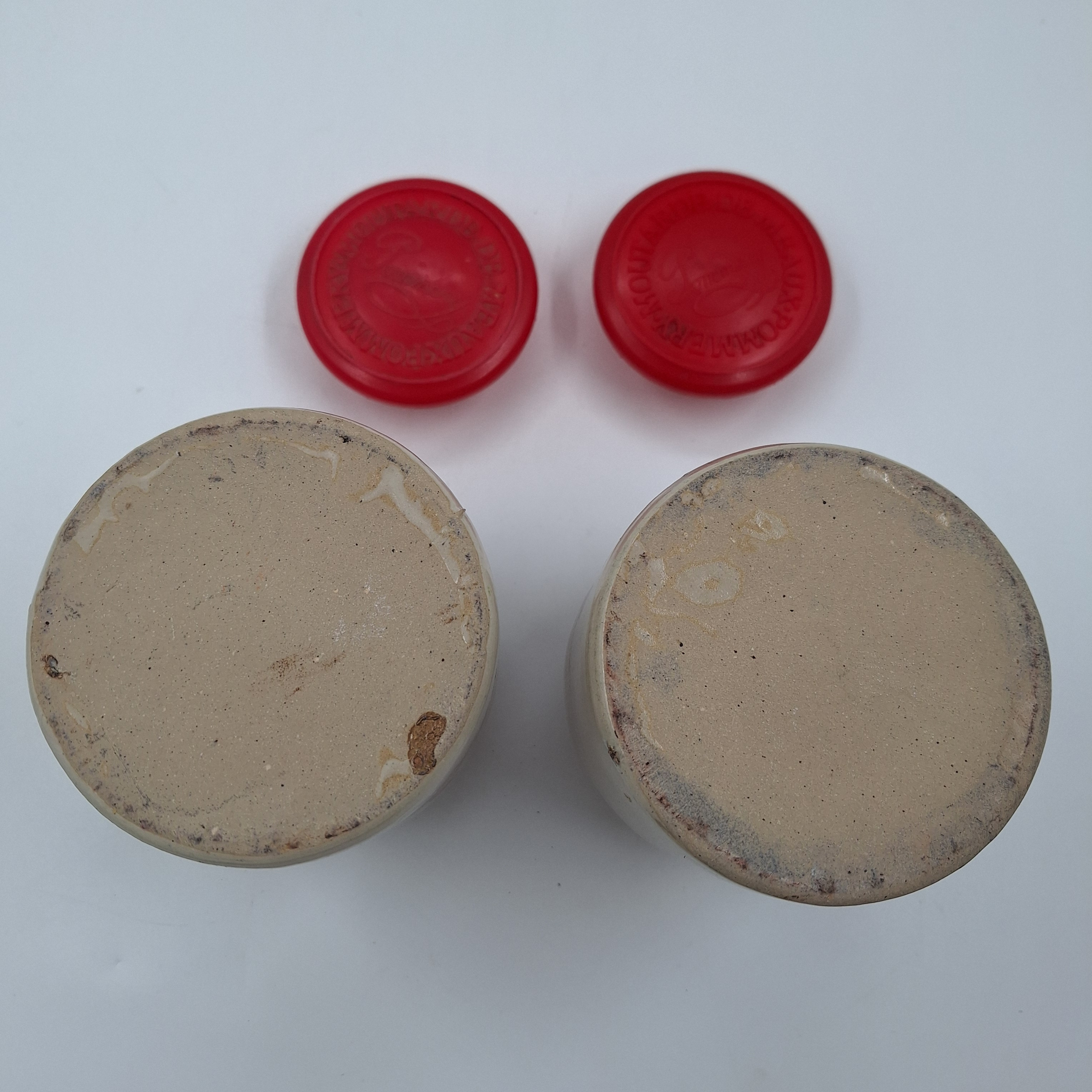 Voir photo 5 de Lot de deux pots à moutarde. Grès. Couvercle rouge plastique. Décor masque multicolore. Estampillé sur le couvercle « Moutarde de MEAUX » Lot de deux pots à moutarde. Grès. Couvercle rouge plastique. Décor masque multicolore. Estampillé sur le couvercle « Moutarde de MEAUX » reconditionné photo 5