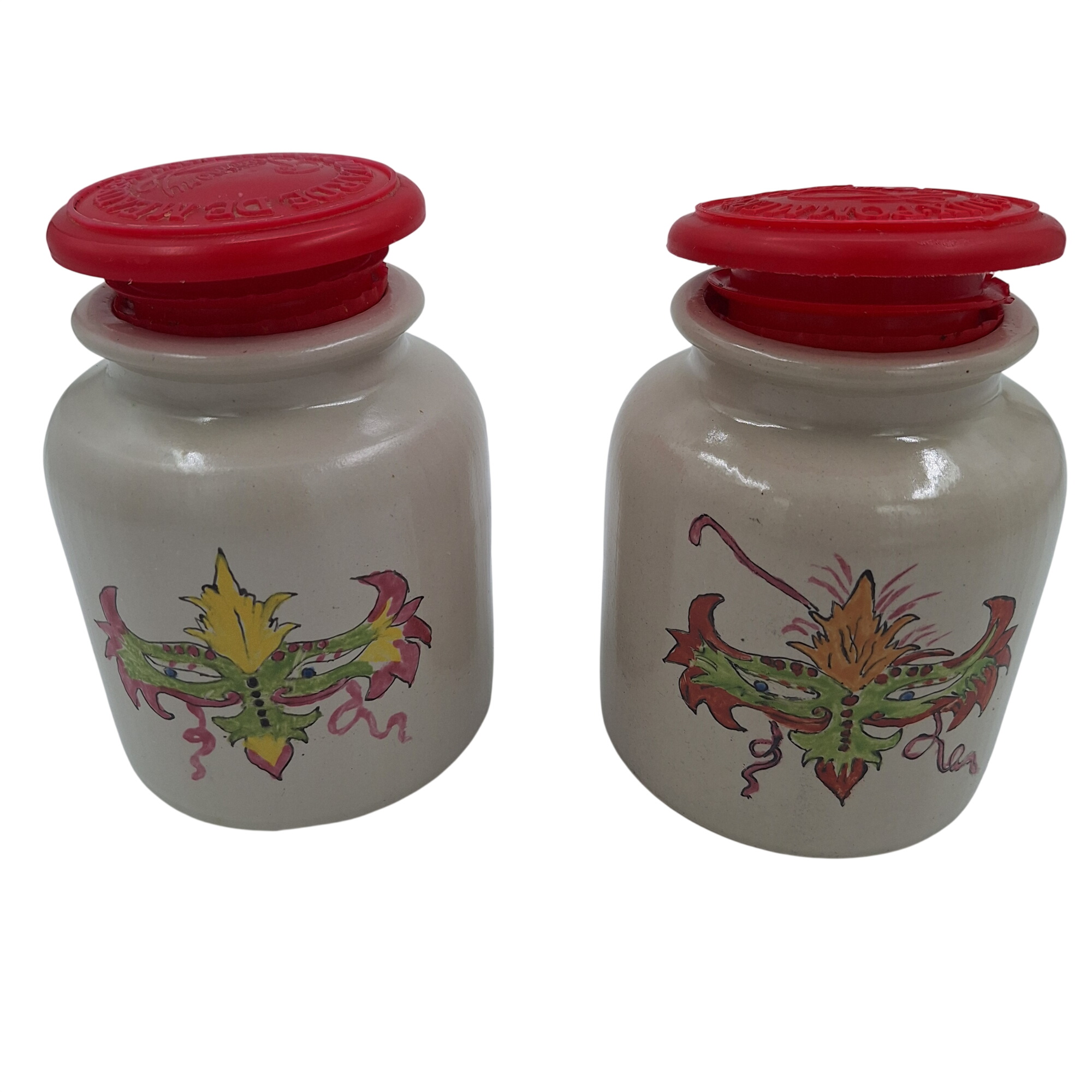 Lot de deux pots à moutarde. Grès. Couvercle rouge plastique. Décor masque multicolore. Estampillé sur le couvercle « Moutarde de MEAUX » - 15,00 € Lot de deux pots à moutarde. Grès. Couvercle rouge plastique. Décor masque multicolore. Estampillé sur le couvercle « Moutarde de MEAUX » reconditionné disponible sur Label Emmaüs