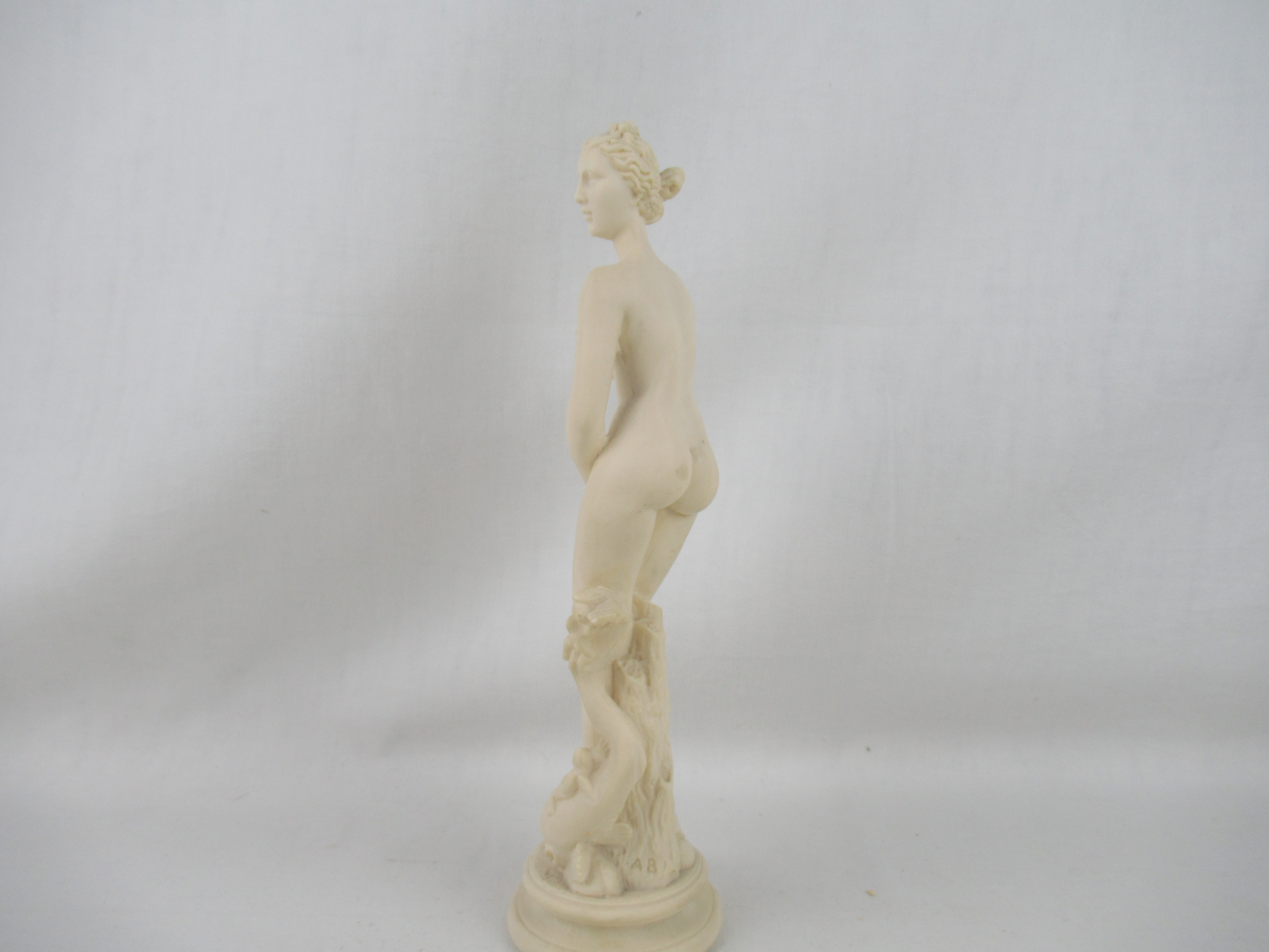 Voir photo 2 de Lot de deux statues reproduction de la Vénus de Milo 24cm en très bon état Lot de deux statues reproduction de la Vénus de Milo 24cm en très bon état Très bon état reconditionné photo 2