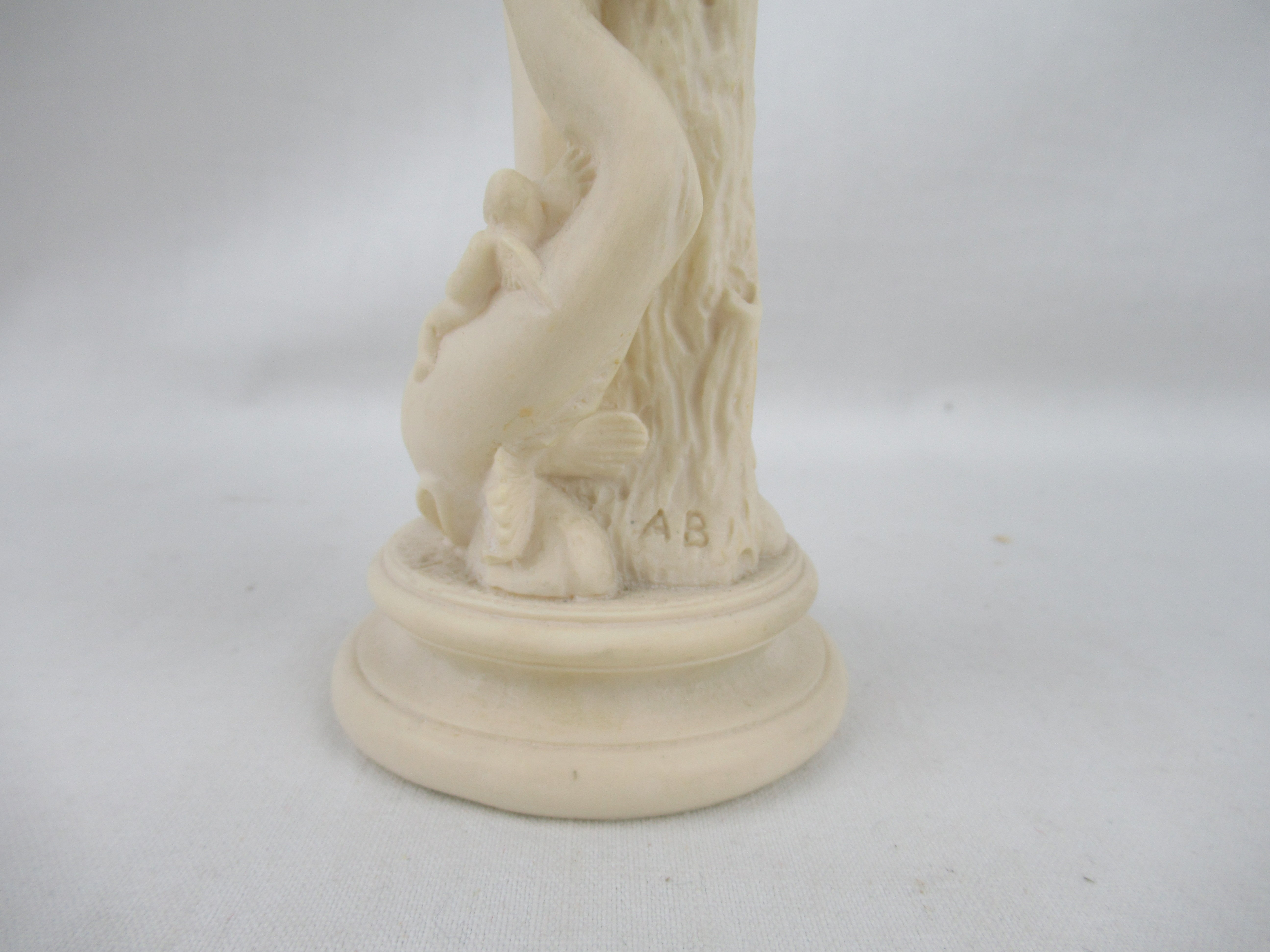 Voir photo 4 de Lot de deux statues reproduction de la Vénus de Milo 24cm en très bon état Lot de deux statues reproduction de la Vénus de Milo 24cm en très bon état Très bon état reconditionné photo 4
