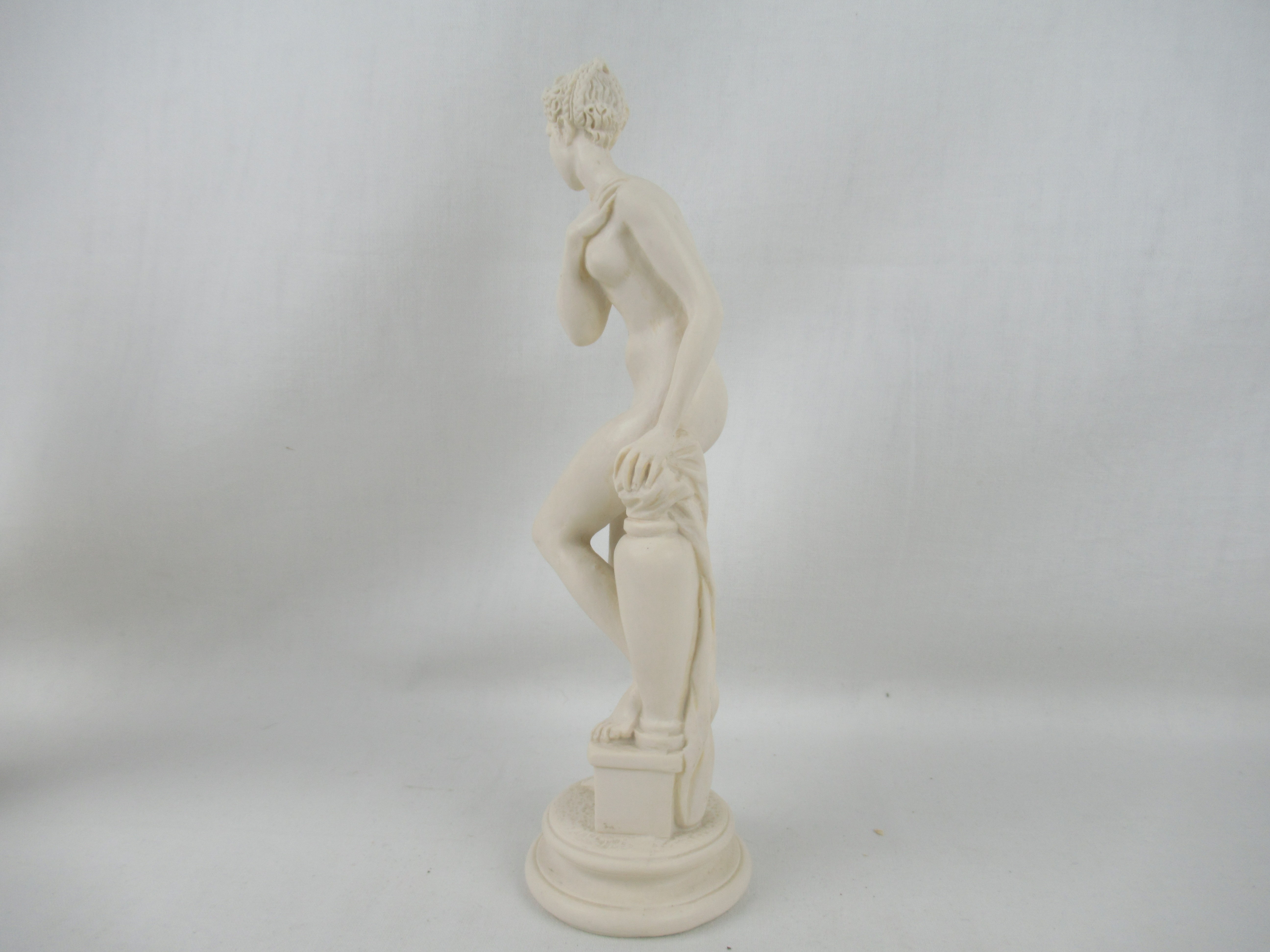Voir photo 5 de Lot de deux statues reproduction de la Vénus de Milo 24cm en très bon état Lot de deux statues reproduction de la Vénus de Milo 24cm en très bon état Très bon état reconditionné photo 5