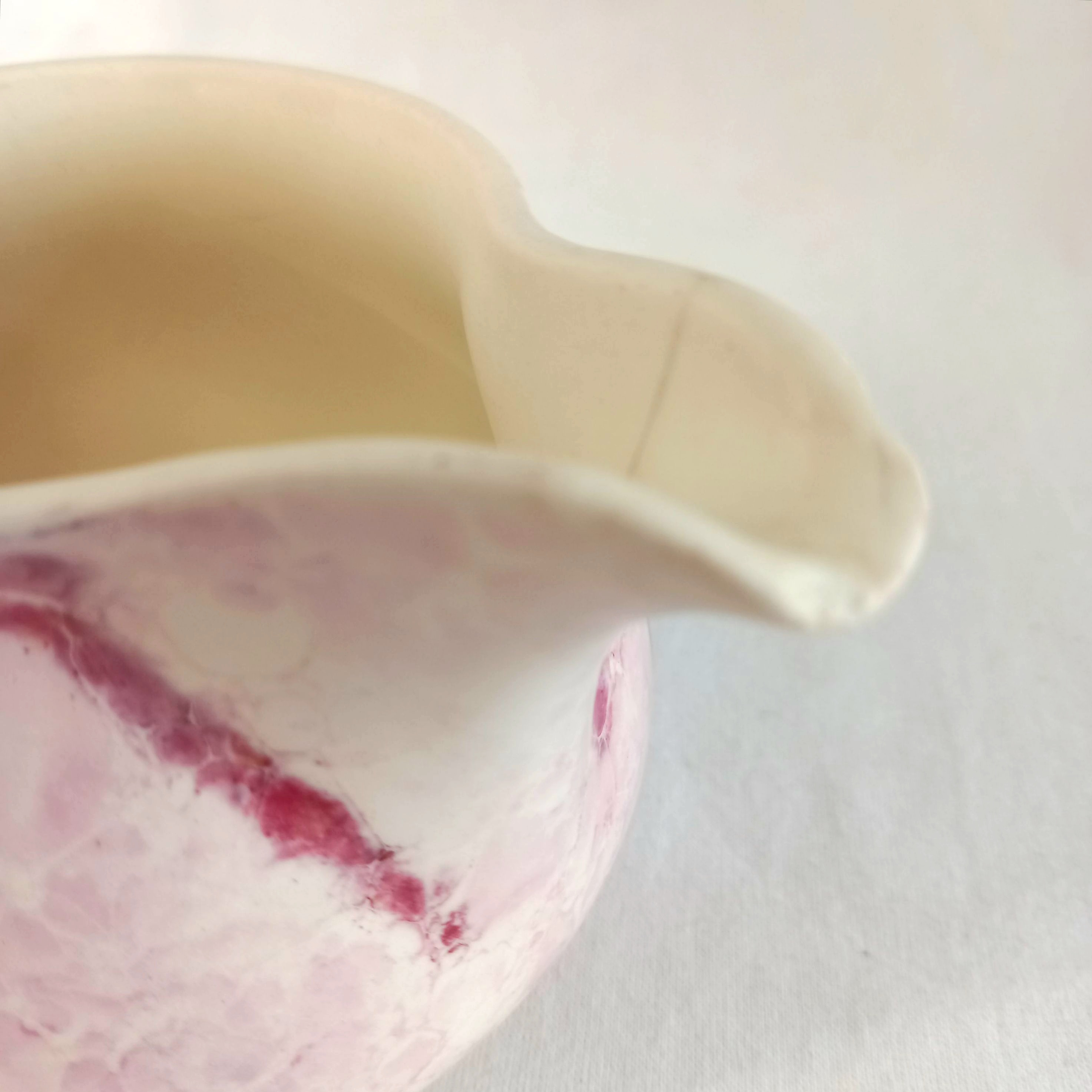 Voir photo 10 de Lot de deux tasses à thé vintage Villeroy et Boch modèle Mettlach "Toi et Moi", avec un petit pichet "Nous Deux" du même modèle non assorti Lot de deux tasses à thé vintage Villeroy et Boch modèle Mettlach "Toi et Moi", avec un petit pichet "Nous Deux" du même modèle non assorti Bon état reconditionné photo 10