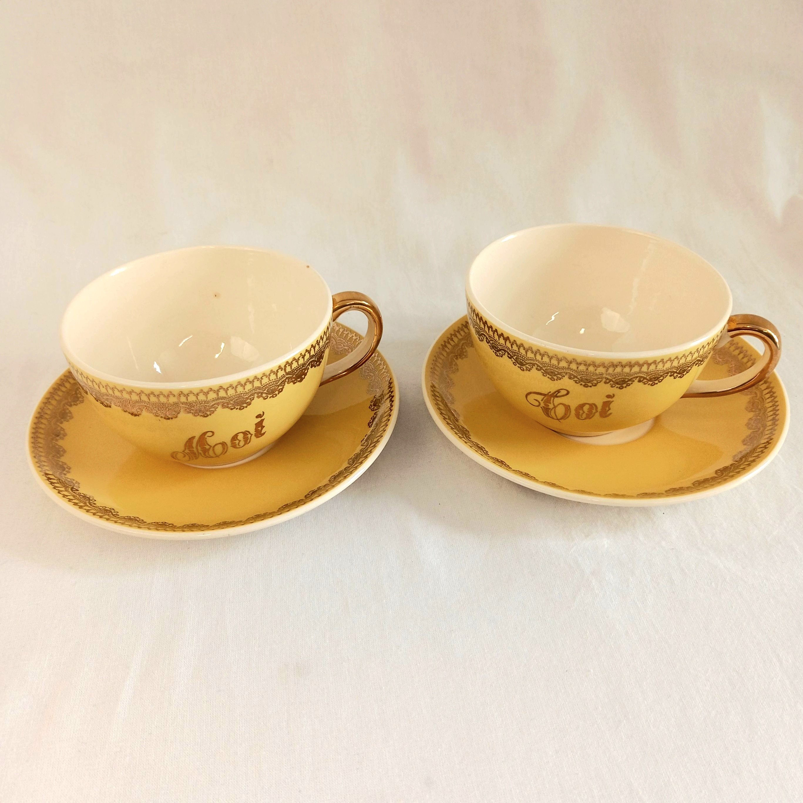 Voir photo 2 de Lot de deux tasses à thé vintage Villeroy et Boch modèle Mettlach "Toi et Moi", avec un petit pichet "Nous Deux" du même modèle non assorti Lot de deux tasses à thé vintage Villeroy et Boch modèle Mettlach "Toi et Moi", avec un petit pichet "Nous Deux" du même modèle non assorti Bon état reconditionné photo 2