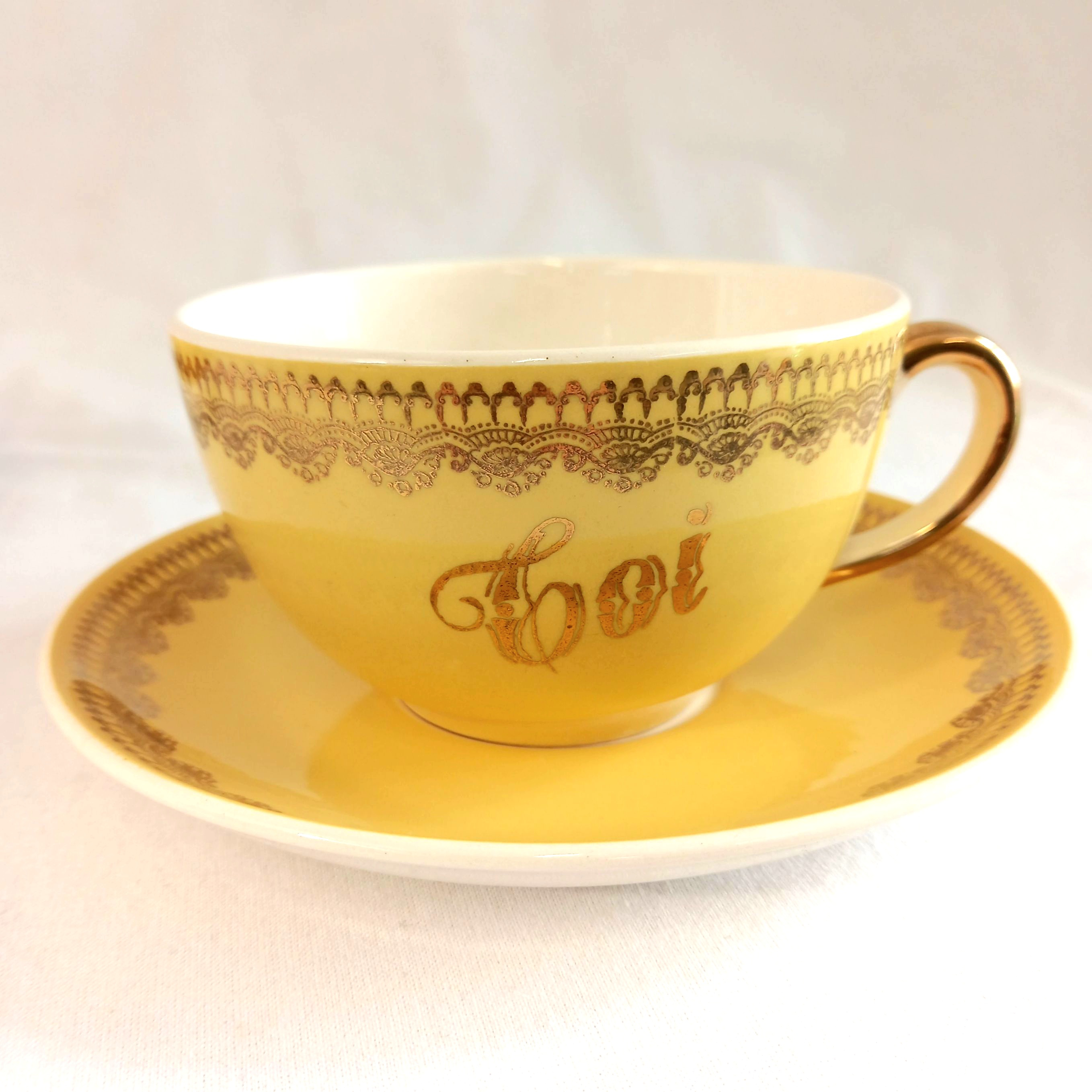 Voir photo 3 de Lot de deux tasses à thé vintage Villeroy et Boch modèle Mettlach "Toi et Moi", avec un petit pichet "Nous Deux" du même modèle non assorti Lot de deux tasses à thé vintage Villeroy et Boch modèle Mettlach "Toi et Moi", avec un petit pichet "Nous Deux" du même modèle non assorti Bon état reconditionné photo 3