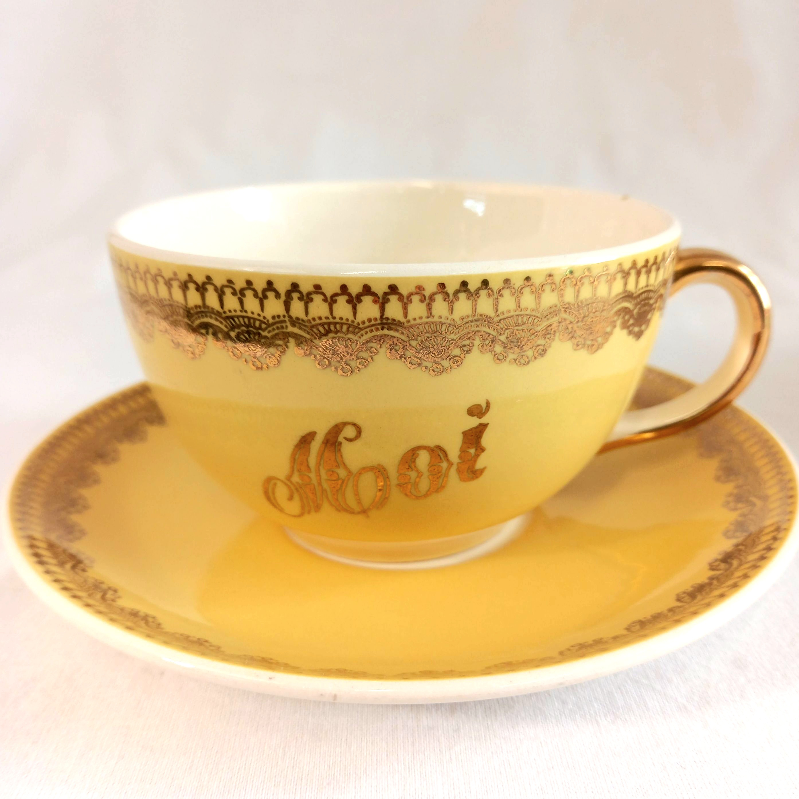 Voir photo 4 de Lot de deux tasses à thé vintage Villeroy et Boch modèle Mettlach "Toi et Moi", avec un petit pichet "Nous Deux" du même modèle non assorti Lot de deux tasses à thé vintage Villeroy et Boch modèle Mettlach "Toi et Moi", avec un petit pichet "Nous Deux" du même modèle non assorti Bon état reconditionné photo 4