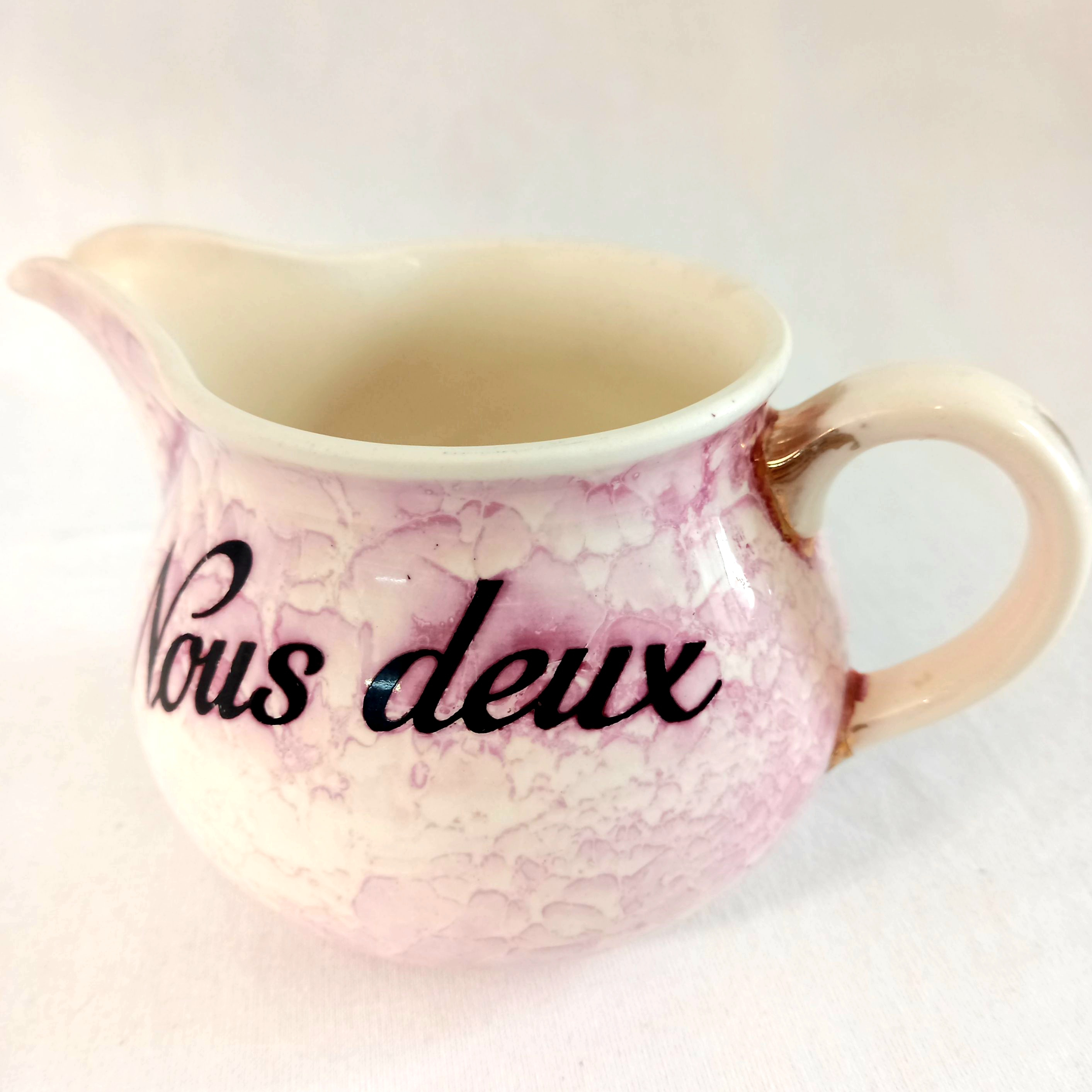 Voir photo 5 de Lot de deux tasses à thé vintage Villeroy et Boch modèle Mettlach "Toi et Moi", avec un petit pichet "Nous Deux" du même modèle non assorti Lot de deux tasses à thé vintage Villeroy et Boch modèle Mettlach "Toi et Moi", avec un petit pichet "Nous Deux" du même modèle non assorti Bon état reconditionné photo 5