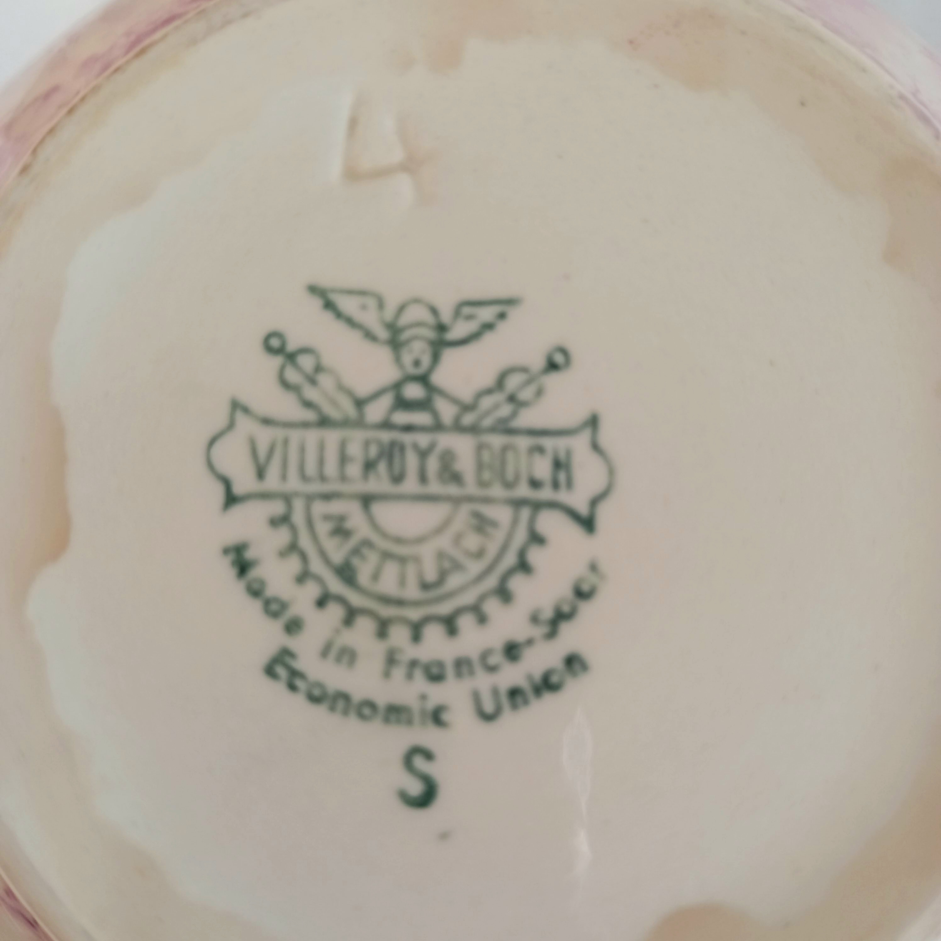 Voir photo 6 de Lot de deux tasses à thé vintage Villeroy et Boch modèle Mettlach "Toi et Moi", avec un petit pichet "Nous Deux" du même modèle non assorti Lot de deux tasses à thé vintage Villeroy et Boch modèle Mettlach "Toi et Moi", avec un petit pichet "Nous Deux" du même modèle non assorti Bon état reconditionné photo 6