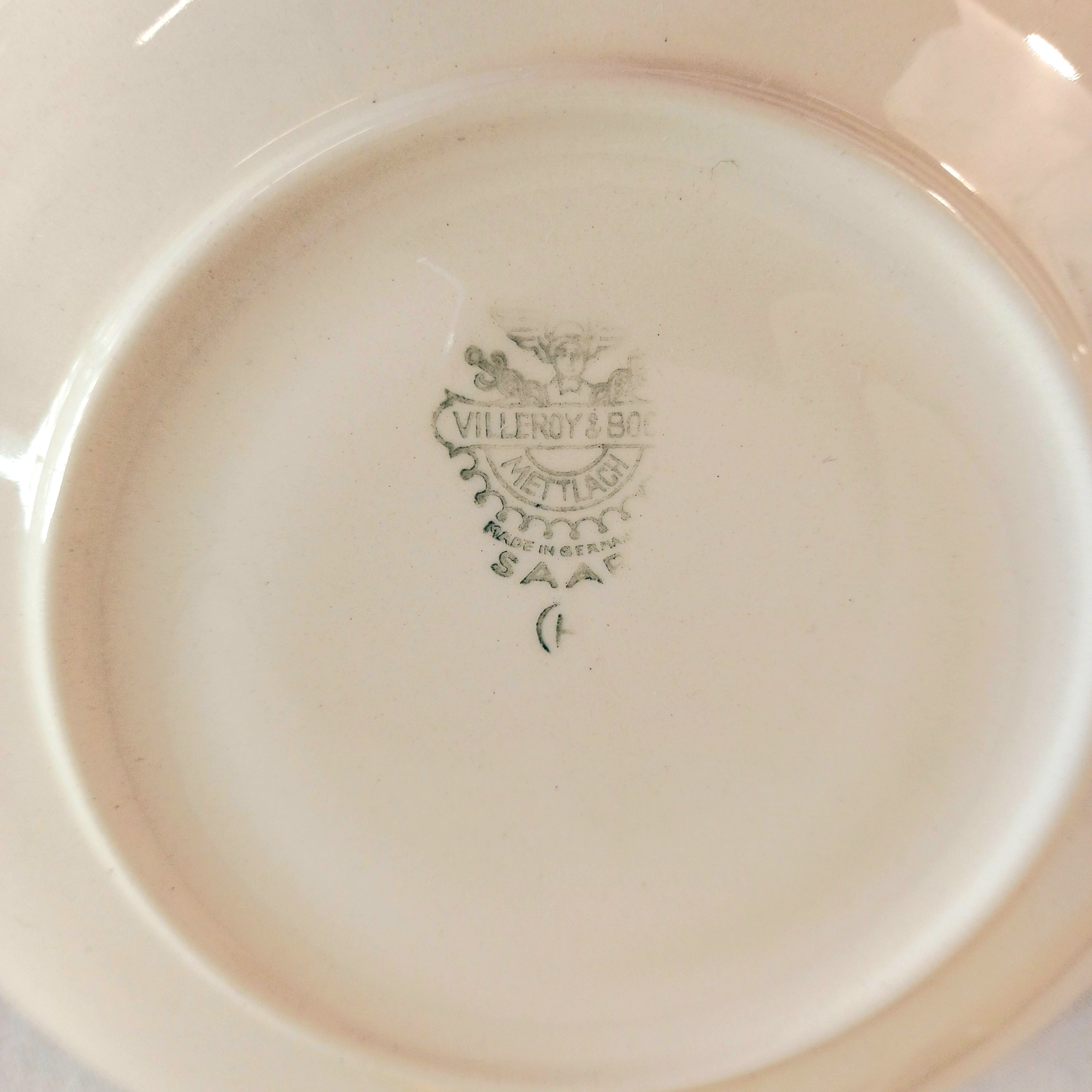 Voir photo 7 de Lot de deux tasses à thé vintage Villeroy et Boch modèle Mettlach "Toi et Moi", avec un petit pichet "Nous Deux" du même modèle non assorti Lot de deux tasses à thé vintage Villeroy et Boch modèle Mettlach "Toi et Moi", avec un petit pichet "Nous Deux" du même modèle non assorti Bon état reconditionné photo 7
