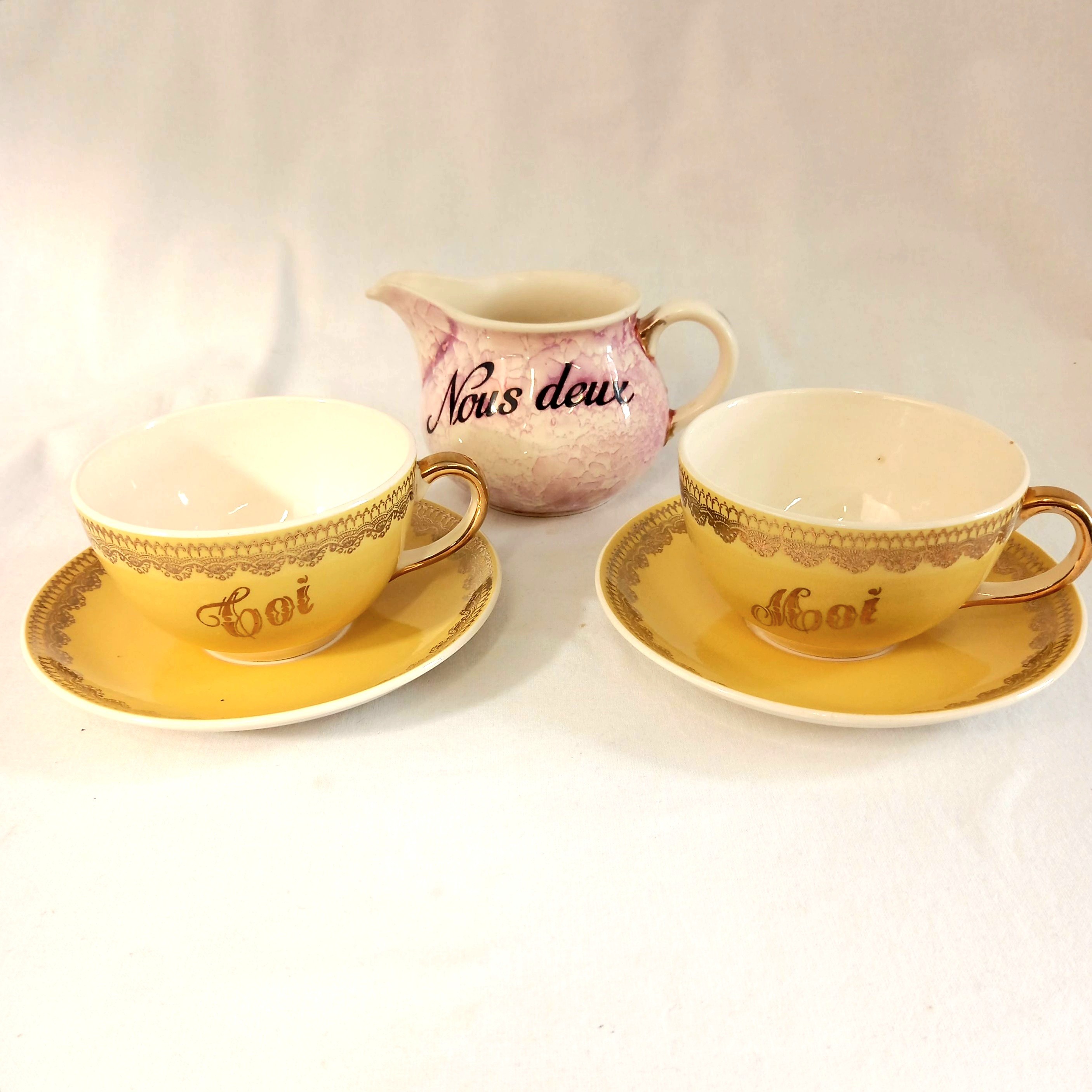 Acheter Lot de deux tasses à thé vintage Villeroy et Boch modèle Mettlach "Toi et Moi", avec un petit pichet "Nous Deux" du même modèle non assorti Bon état - 37,00 € Lot de deux tasses à thé vintage Villeroy et Boch modèle Mettlach "Toi et Moi", avec un petit pichet "Nous Deux" du même modèle non assorti Bon état reconditionné disponible sur Label Emmaüs