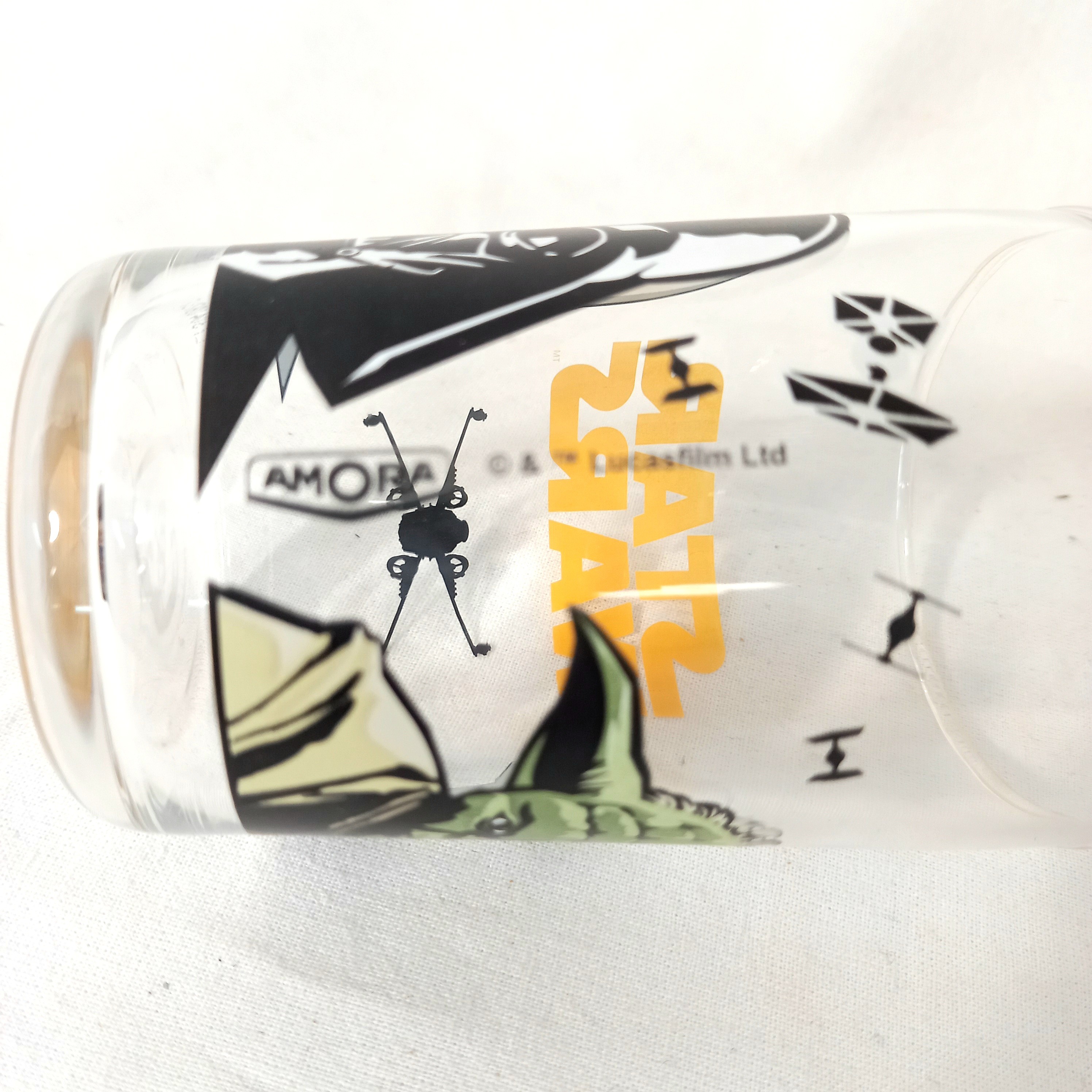Voir photo 2 de Lot de deux verres décoratifs, de marque Amora, répresentant Maître Yoda et Dark Vador (collection "Star Wars") Lot de deux verres décoratifs, de marque Amora, répresentant Maître Yoda et Dark Vador (collection "Star Wars") Très bon état reconditionné photo 2
