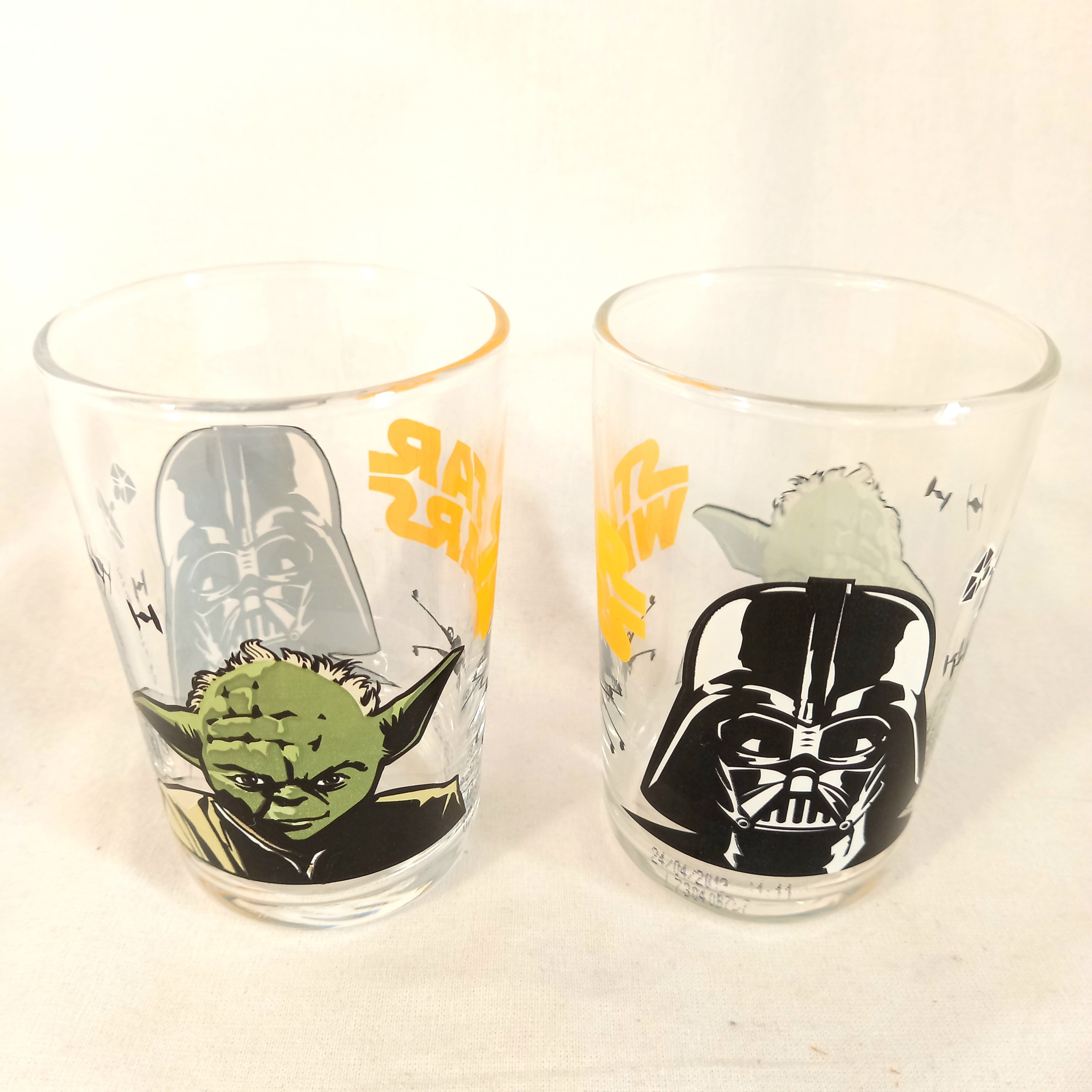 Voir photo 3 de Lot de deux verres décoratifs, de marque Amora, répresentant Maître Yoda et Dark Vador (collection "Star Wars") Lot de deux verres décoratifs, de marque Amora, répresentant Maître Yoda et Dark Vador (collection "Star Wars") Très bon état reconditionné photo 3