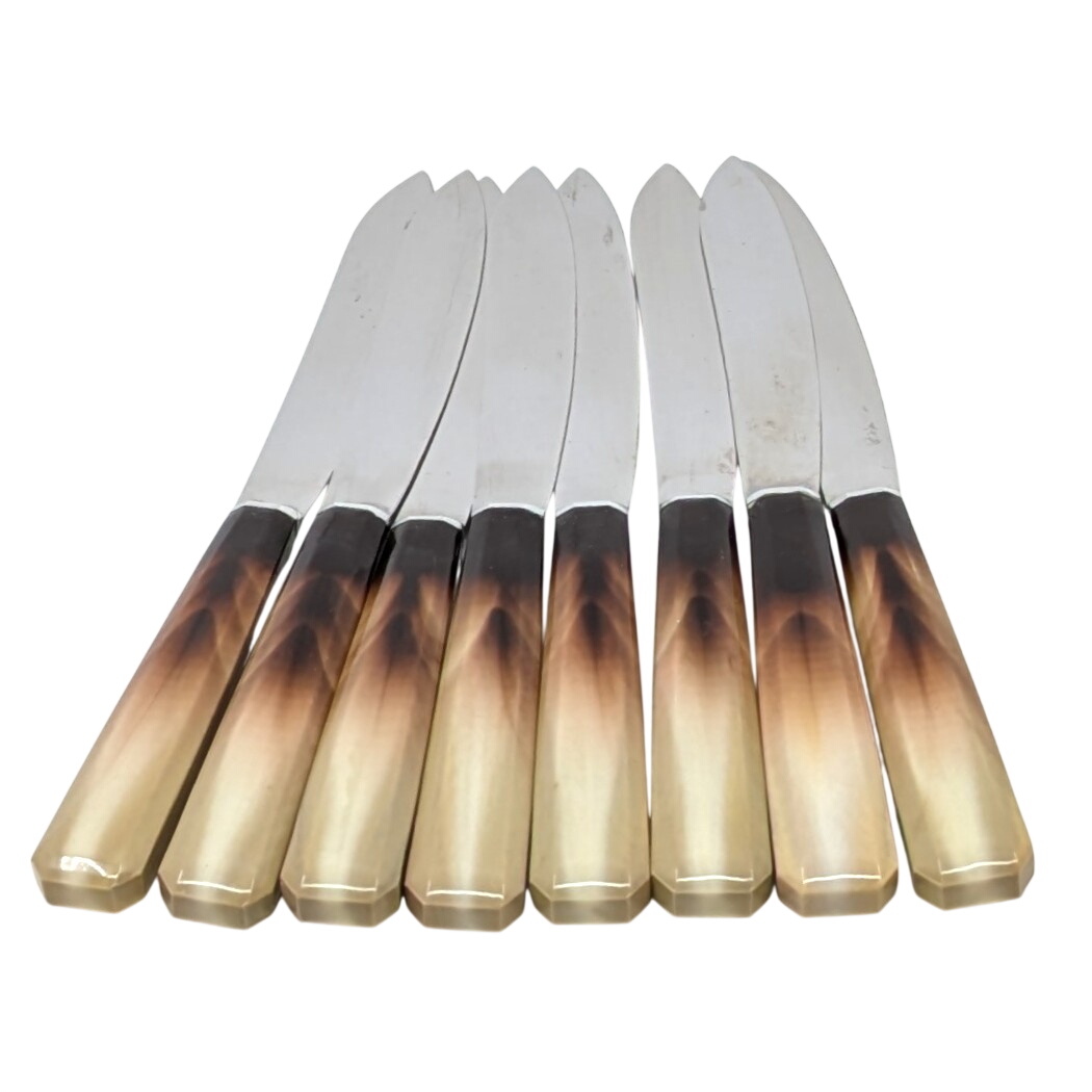 Lot de huit couteaux de table inox à manches imitation corne – lames indémanchables 19.7 cm de longueur Bon état - 17,50 € Lot de huit couteaux de table inox à manches imitation corne – lames indémanchables 19.7 cm de longueur Bon état reconditionné disponible sur Label Emmaüs