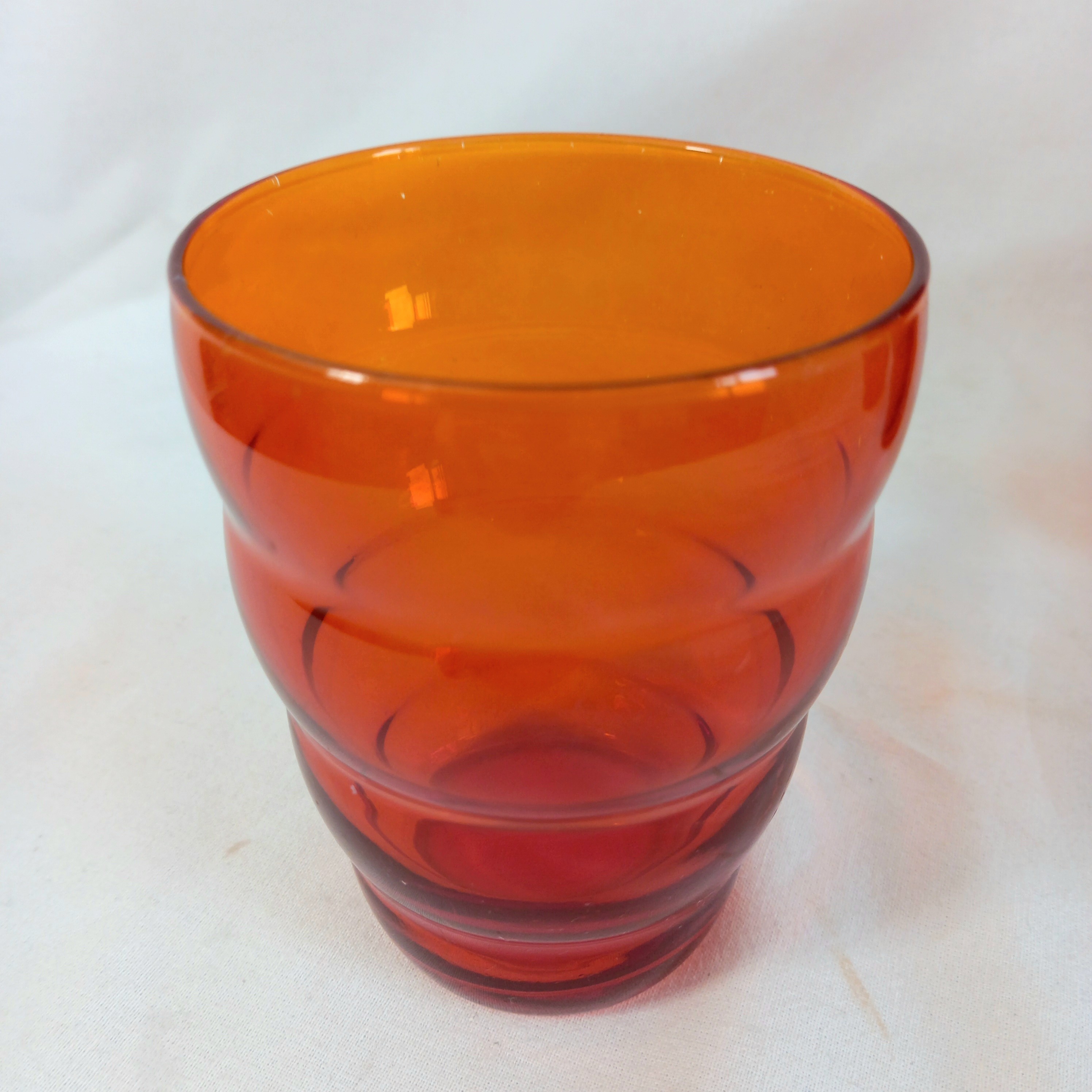 Voir photo 2 de Lot de huit verres orange/rouge, de marque Ikea - design par Henrik Preutz, série Skoja ("je plaisante", 2012) Lot de huit verres orange/rouge, de marque Ikea - design par Henrik Preutz, série Skoja ("je plaisante", 2012) Bon état reconditionné photo 2