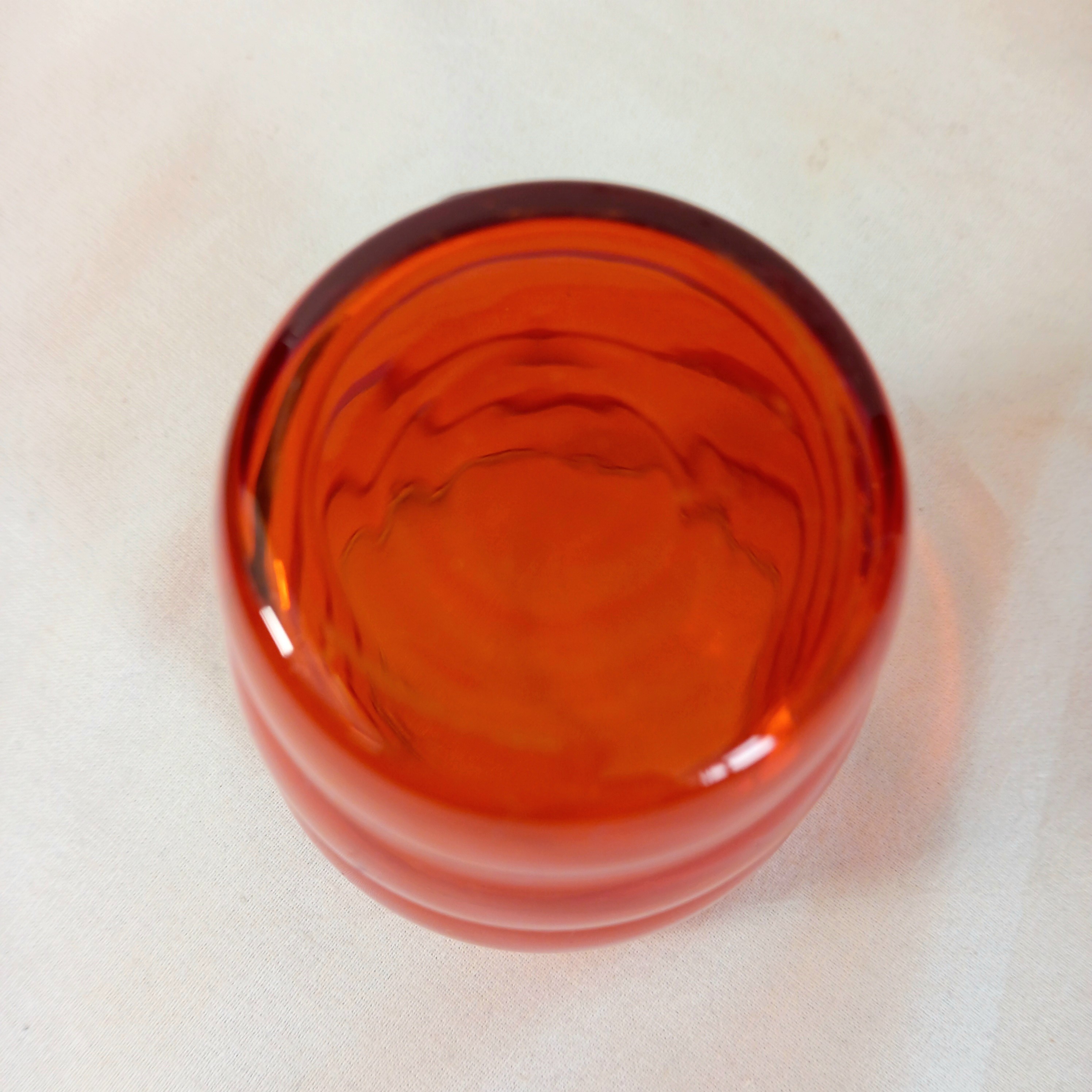 Voir photo 4 de Lot de huit verres orange/rouge, de marque Ikea - design par Henrik Preutz, série Skoja ("je plaisante", 2012) Lot de huit verres orange/rouge, de marque Ikea - design par Henrik Preutz, série Skoja ("je plaisante", 2012) Bon état reconditionné photo 4
