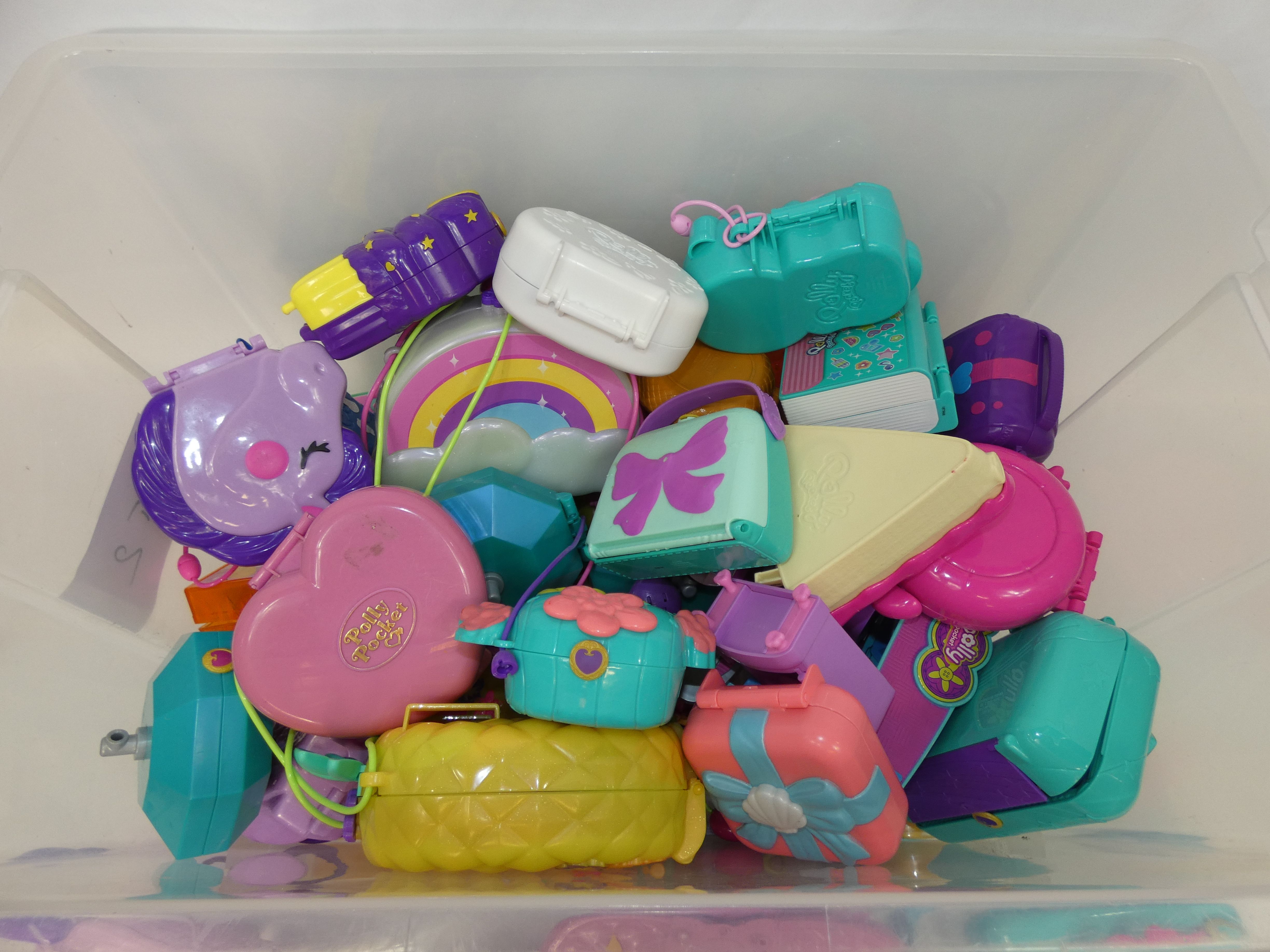 Voir photo 2 de Lot de jouets Polly Pocket vendu en l'état en vrac de modèles et d'époques différentes 9 Kg Lot de jouets Polly Pocket vendu en l'état en vrac de modèles et d'époques différentes 9 Kg Bon état reconditionné photo 2