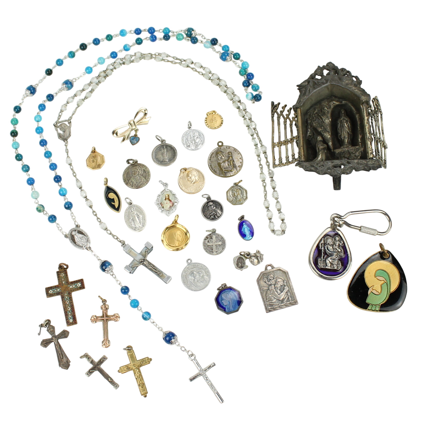 Lot de médailles et broches religieuses - 30 pièces Bon état - 25,00 € Lot de médailles et broches religieuses - 30 pièces Bon état reconditionné disponible sur Label Emmaüs