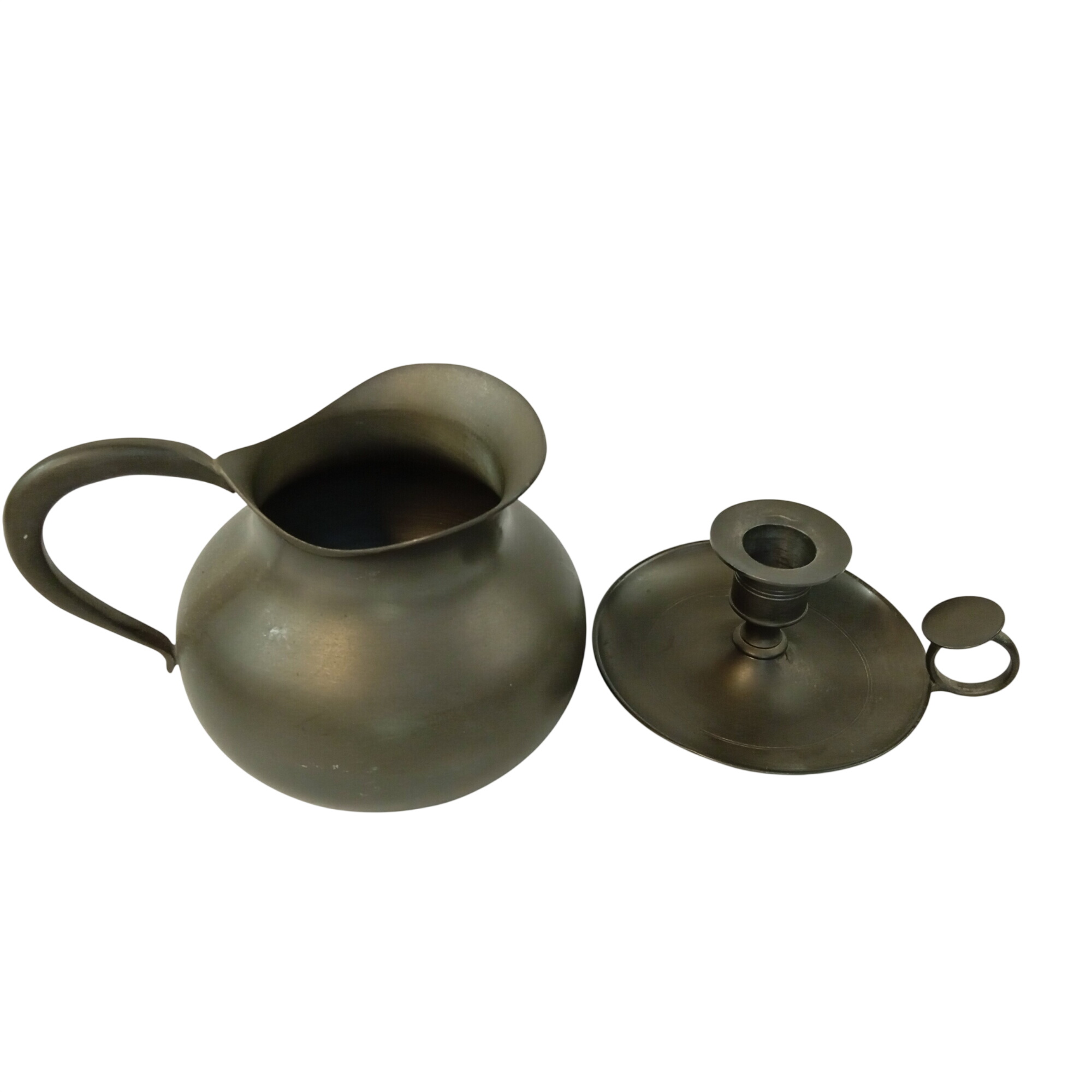 Acheter Lot de pot boule et chandelier en étain Bon état - 22,40 € Lot de pot boule et chandelier en étain Bon état reconditionné disponible sur Label Emmaüs