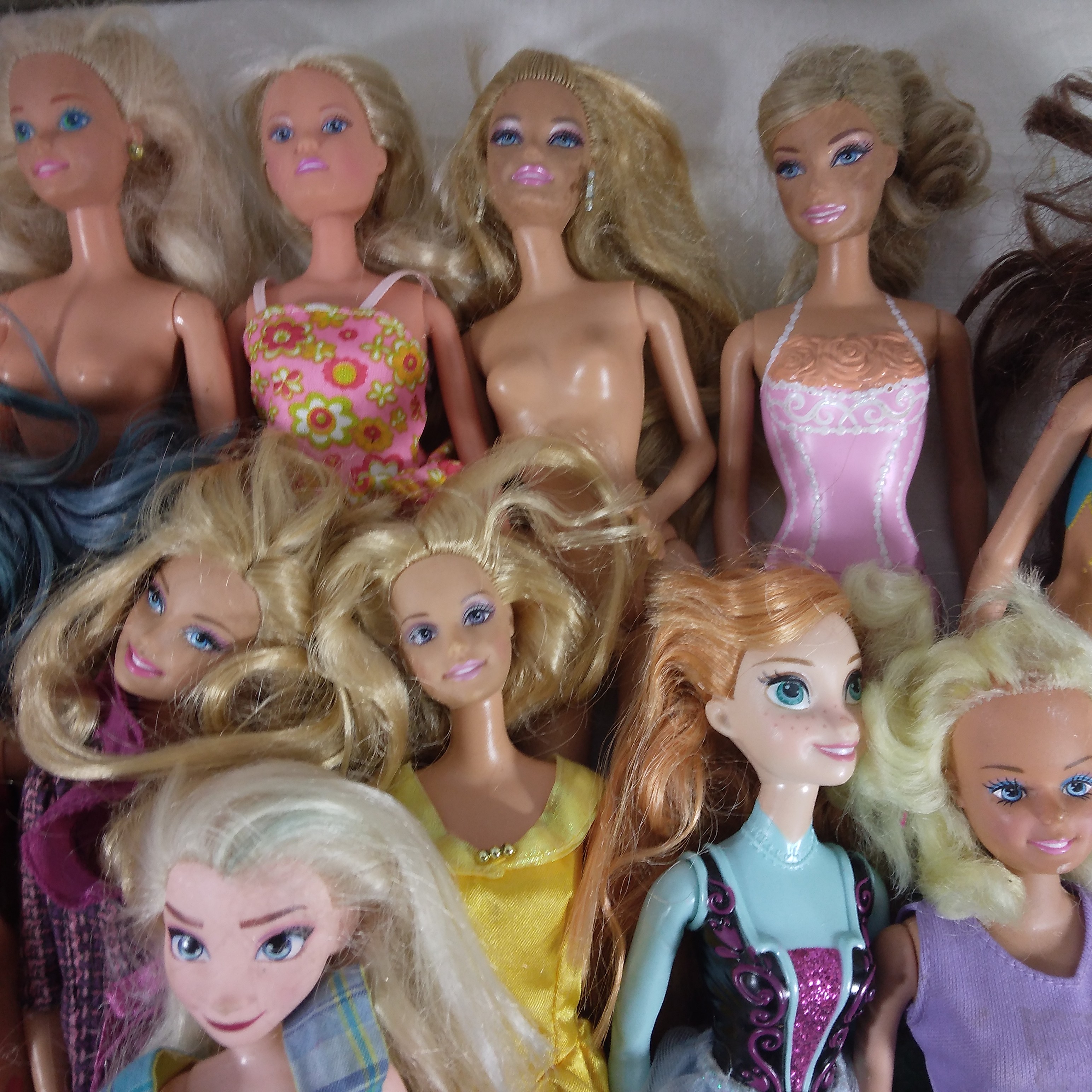 Voir photo 3 de Lot de poupées Barbie et Disney Lot de poupées Barbie et Disney Bon état reconditionné photo 3