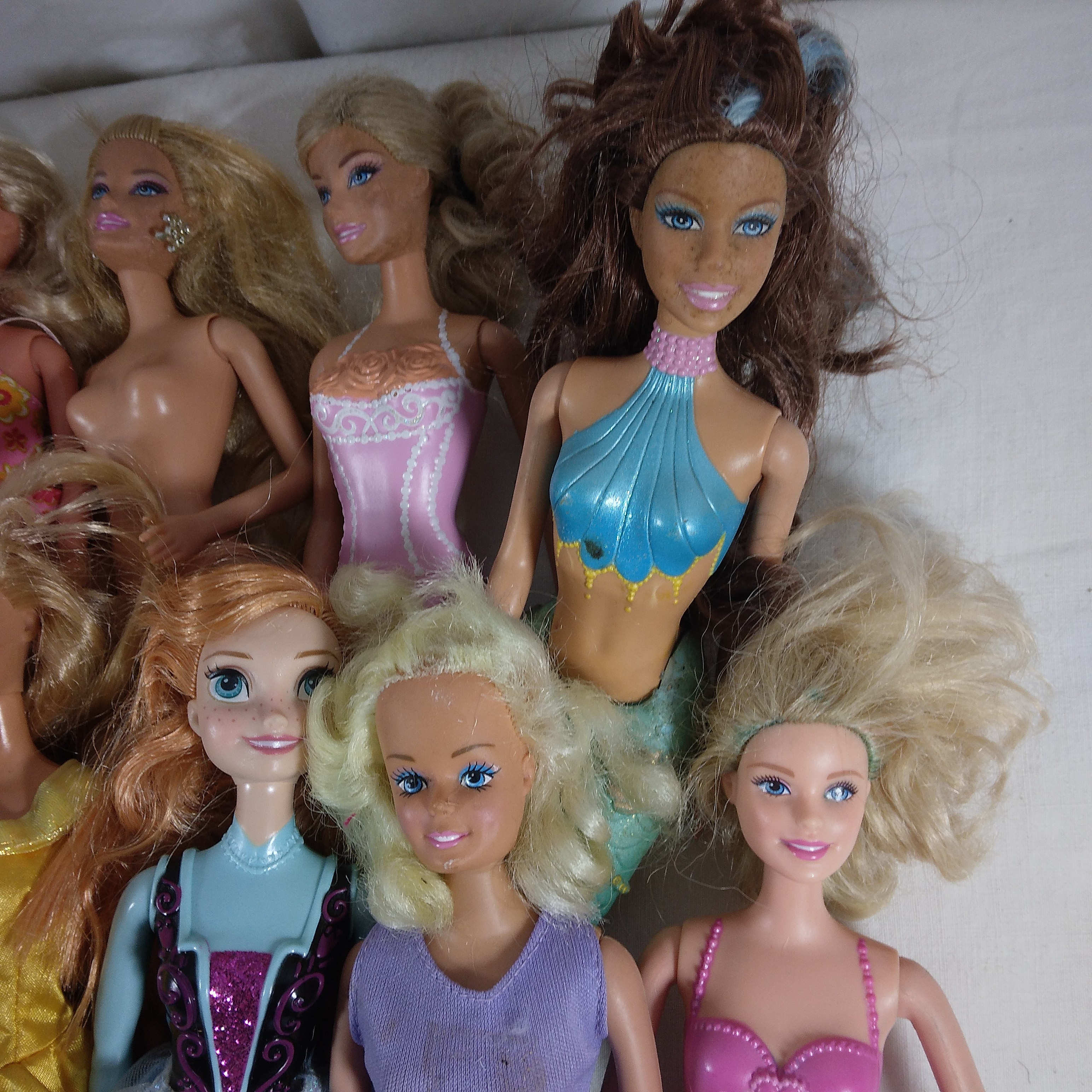 Voir photo 4 de Lot de poupées Barbie et Disney Lot de poupées Barbie et Disney Bon état reconditionné photo 4