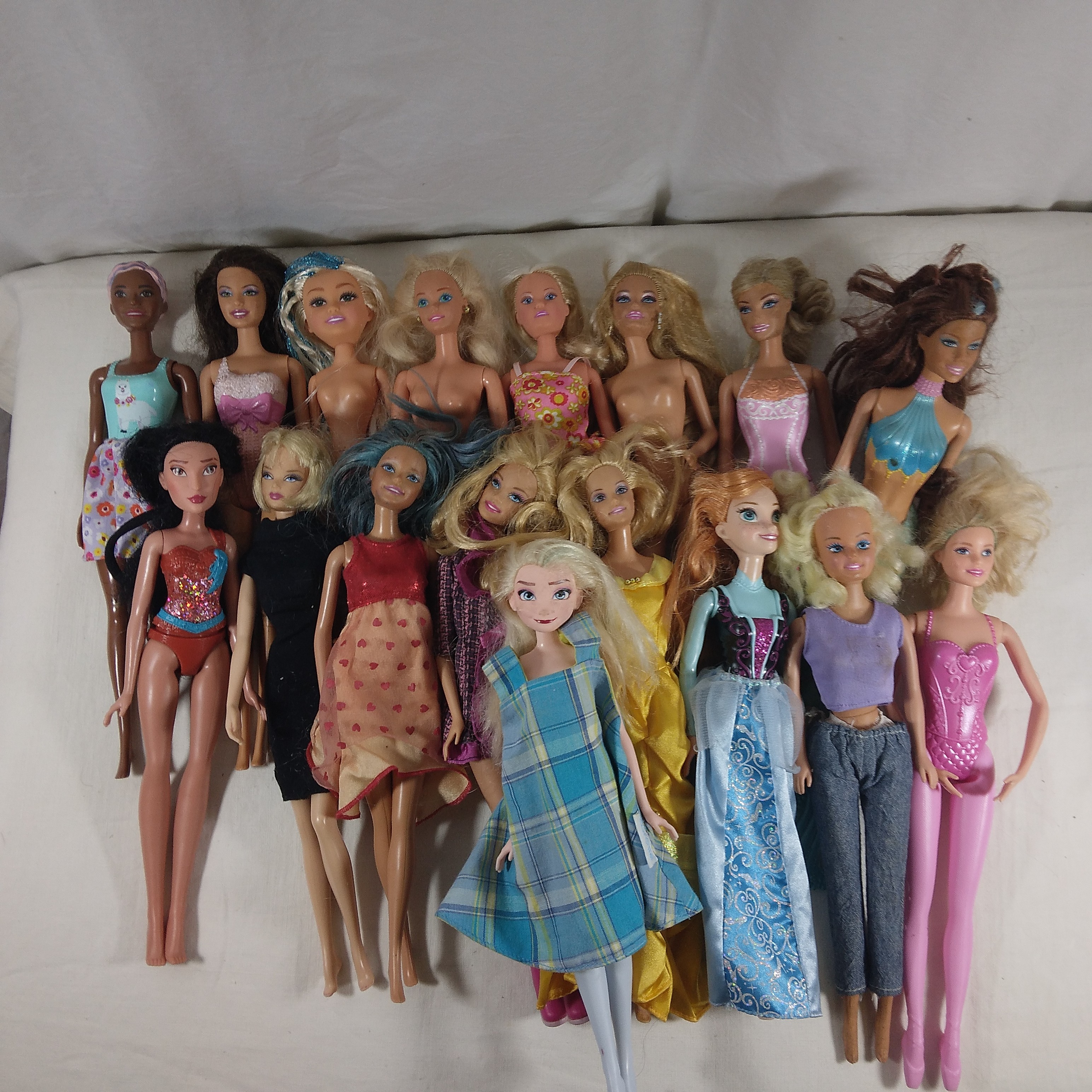 Voir photo 5 de Lot de poupées Barbie et Disney Lot de poupées Barbie et Disney Bon état reconditionné photo 5