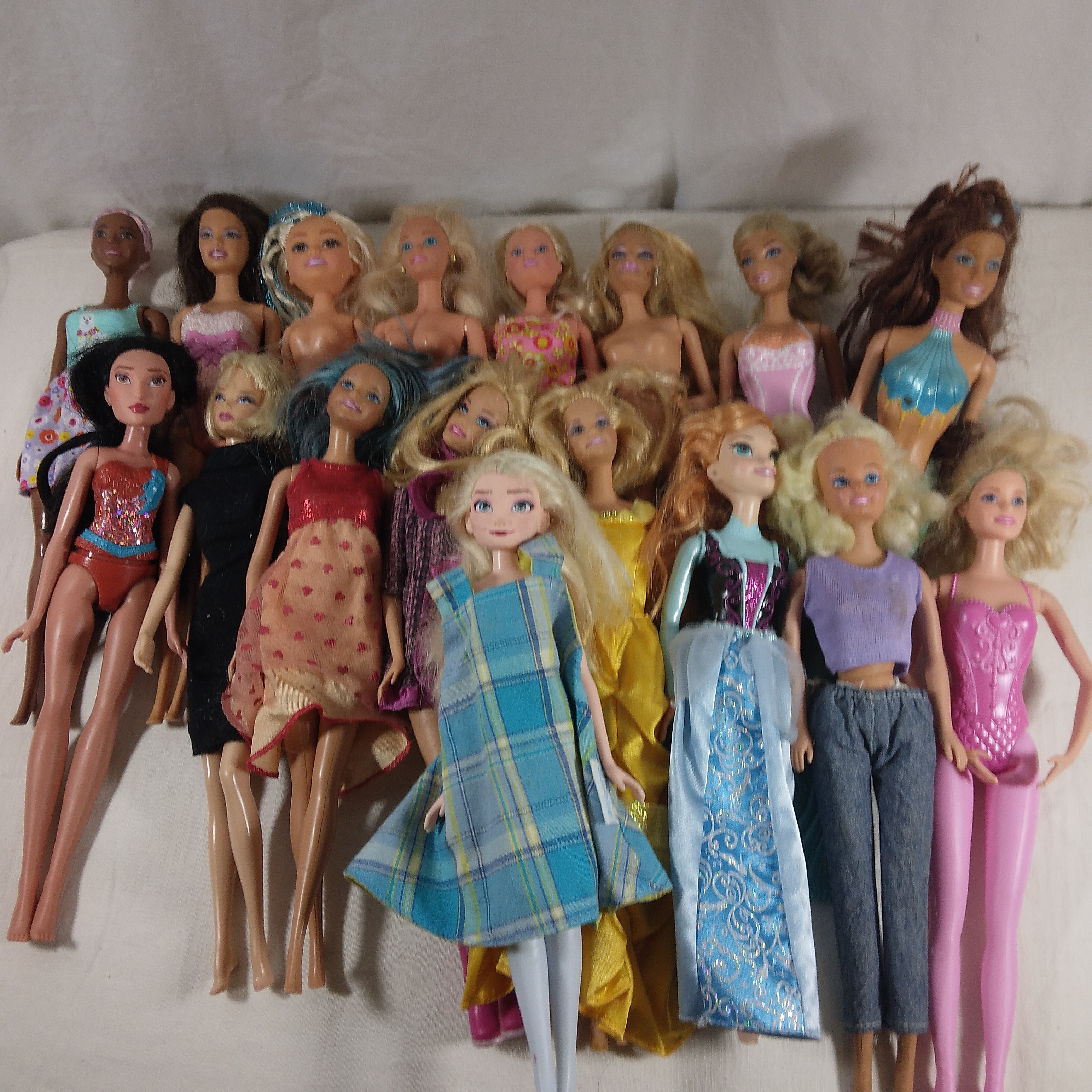 Lot de poupées Barbie et Disney Bon état - 20,00 € Lot de poupées Barbie et Disney Bon état reconditionné disponible sur Label Emmaüs