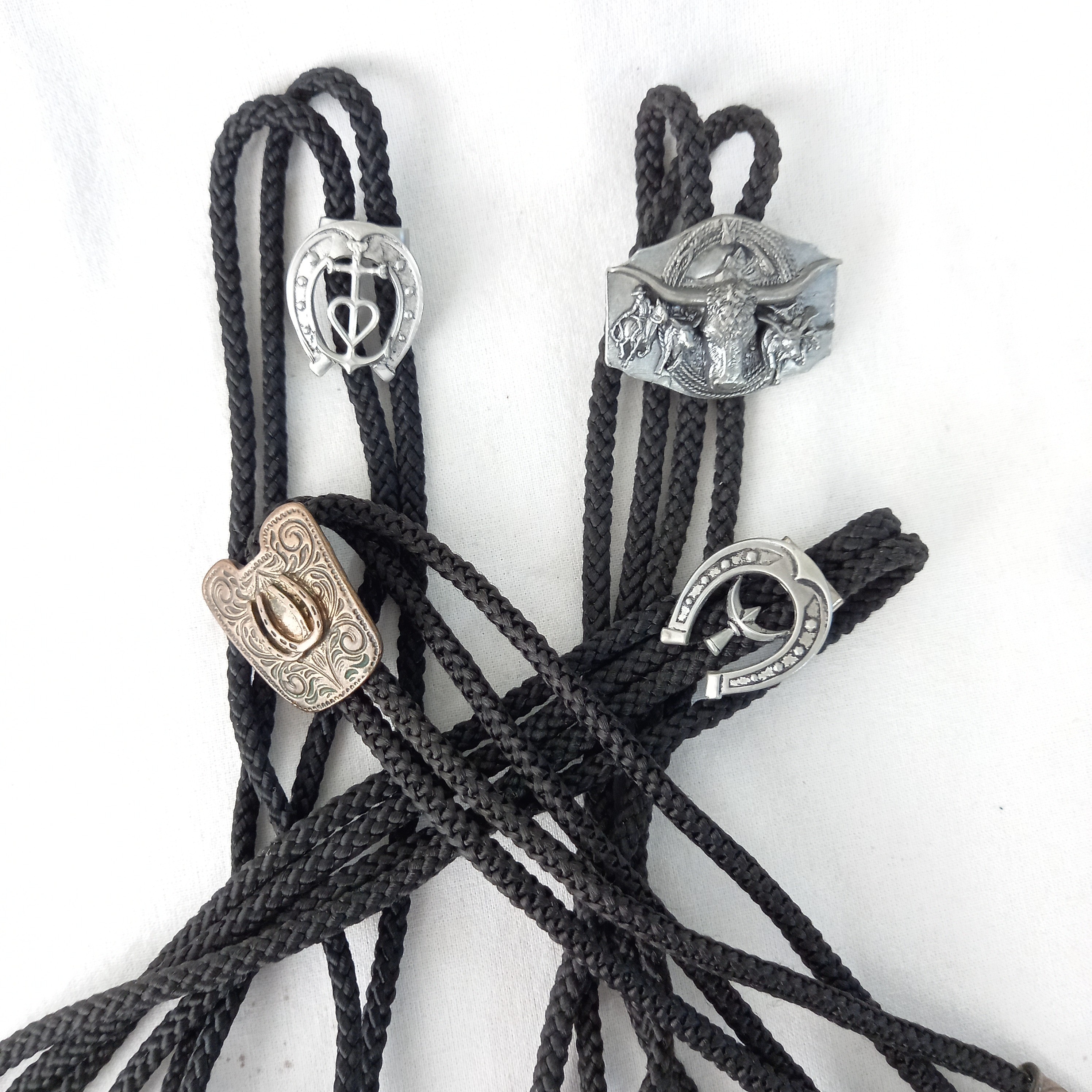 Voir photo 10 de Lot de quatre Bolo Ties cravates américaines de plusieurs designs vintage motifs camarguais Lot de quatre Bolo Ties cravates américaines de plusieurs designs vintage motifs camarguais Très bon état reconditionné photo 10