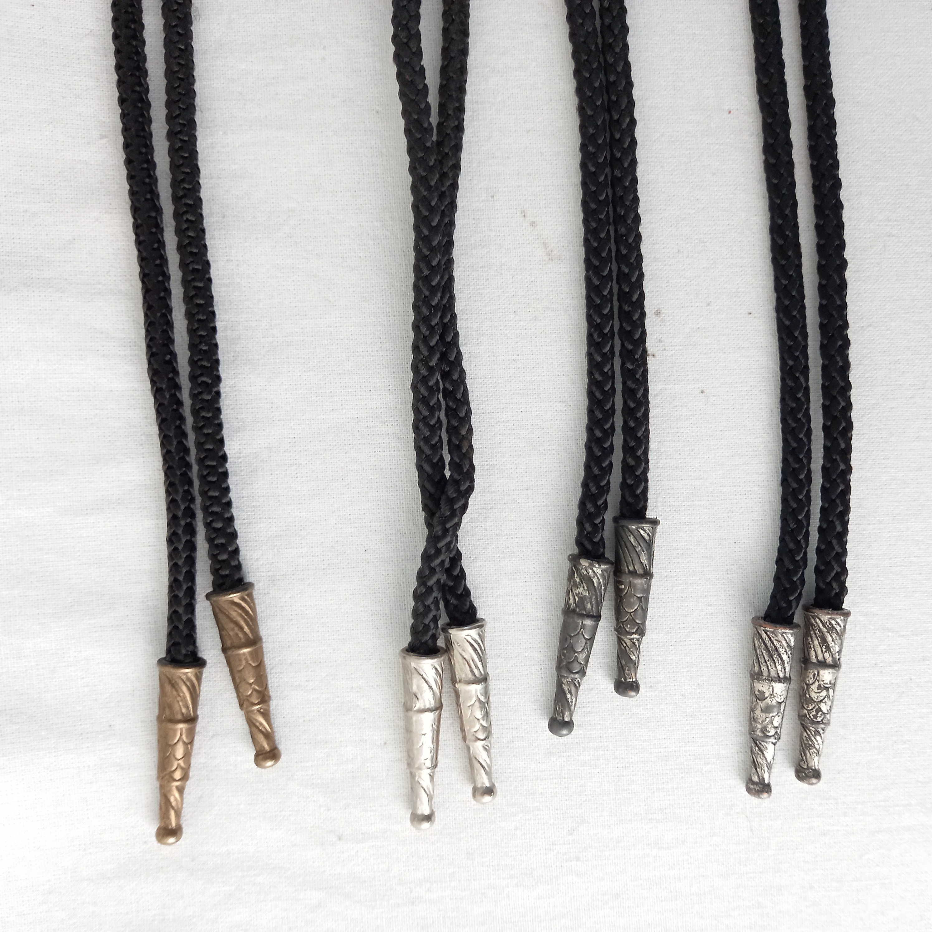 Voir photo 11 de Lot de quatre Bolo Ties cravates américaines de plusieurs designs vintage motifs camarguais Lot de quatre Bolo Ties cravates américaines de plusieurs designs vintage motifs camarguais Très bon état reconditionné photo 11