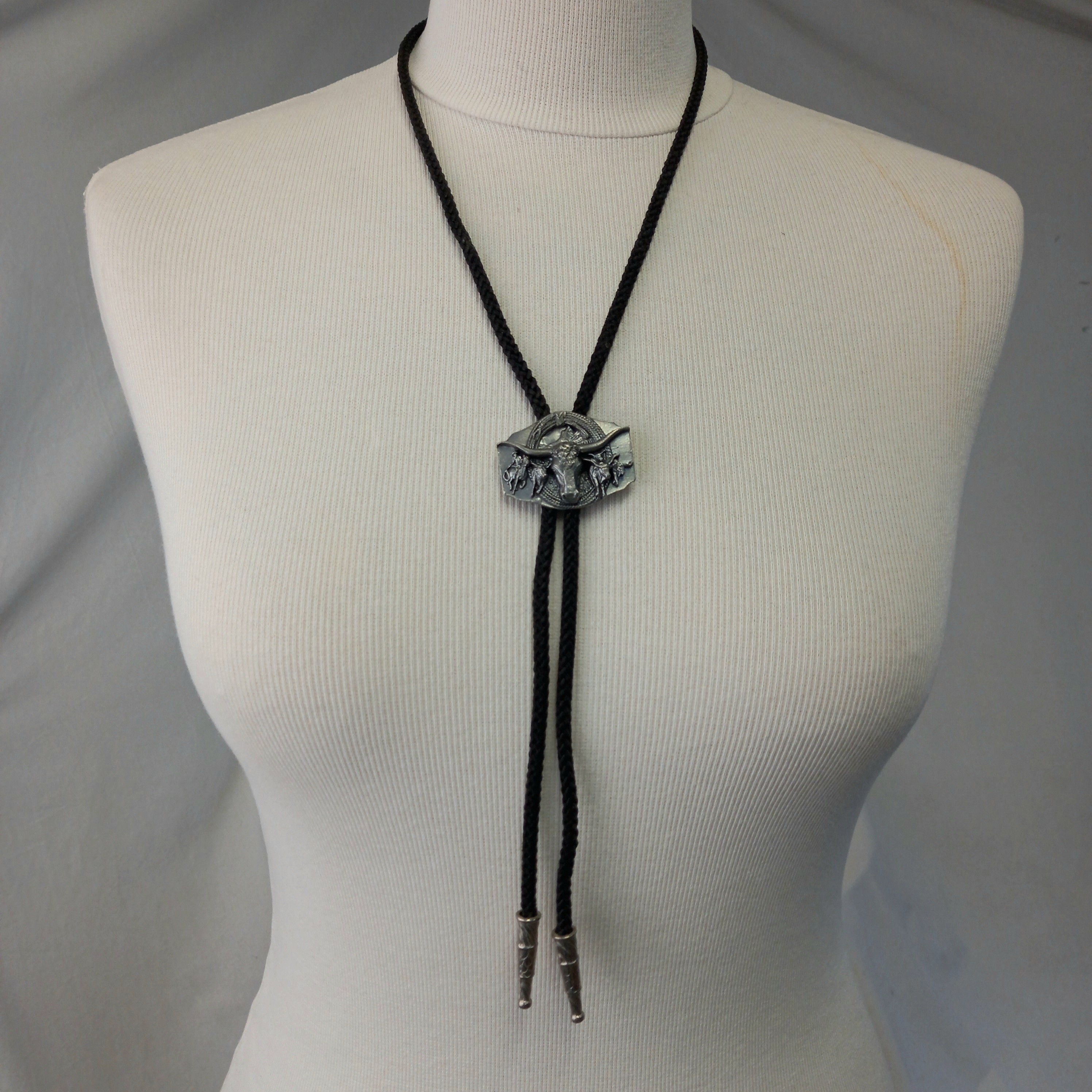 Voir photo 2 de Lot de quatre Bolo Ties cravates américaines de plusieurs designs vintage motifs camarguais Lot de quatre Bolo Ties cravates américaines de plusieurs designs vintage motifs camarguais Très bon état reconditionné photo 2