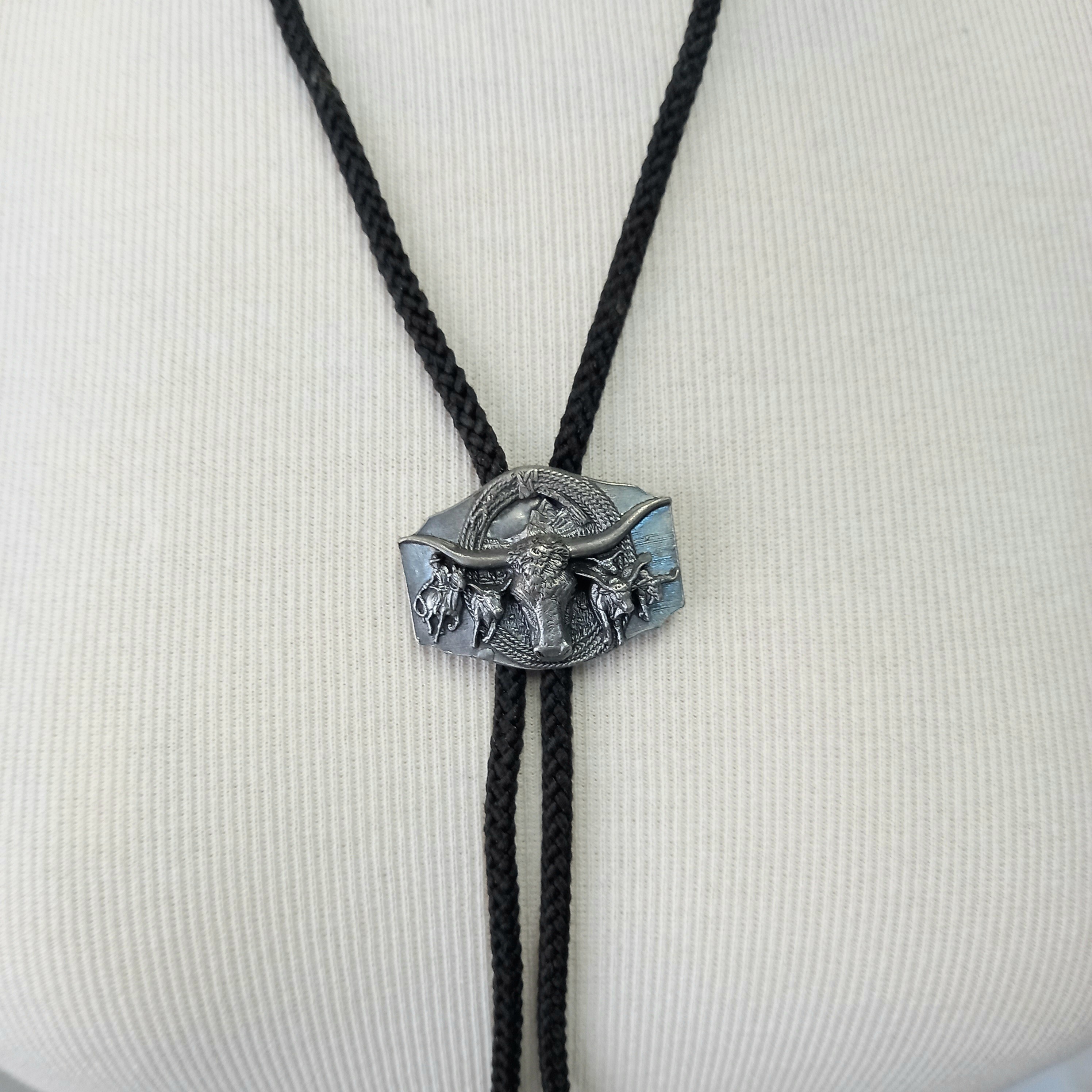 Voir photo 3 de Lot de quatre Bolo Ties cravates américaines de plusieurs designs vintage motifs camarguais Lot de quatre Bolo Ties cravates américaines de plusieurs designs vintage motifs camarguais Très bon état reconditionné photo 3
