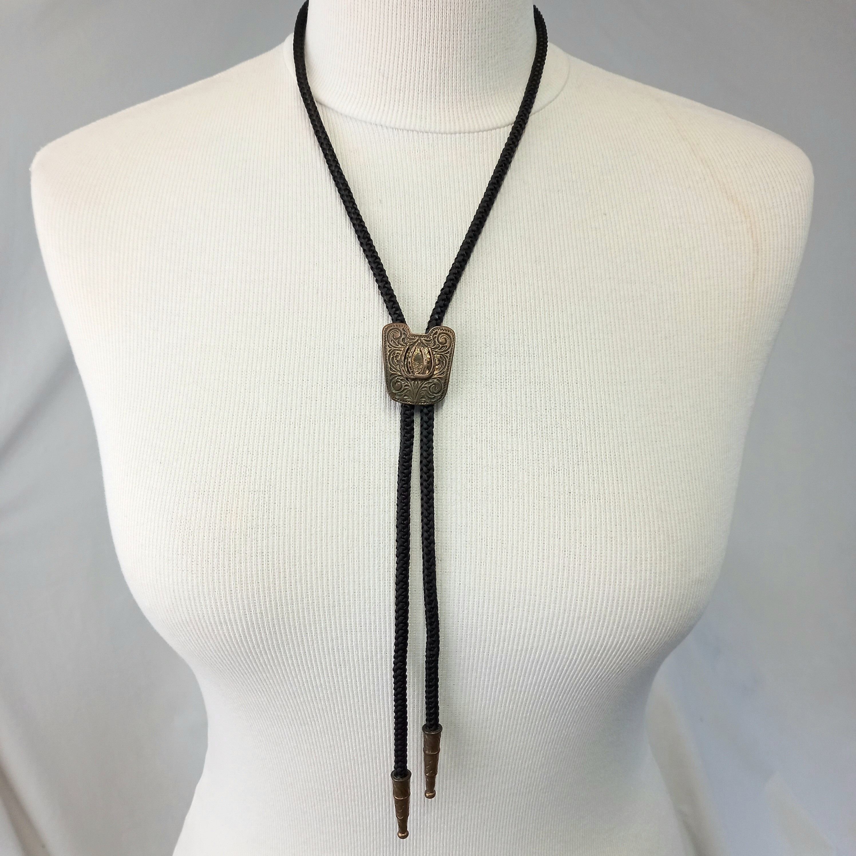 Voir photo 4 de Lot de quatre Bolo Ties cravates américaines de plusieurs designs vintage motifs camarguais Lot de quatre Bolo Ties cravates américaines de plusieurs designs vintage motifs camarguais Très bon état reconditionné photo 4