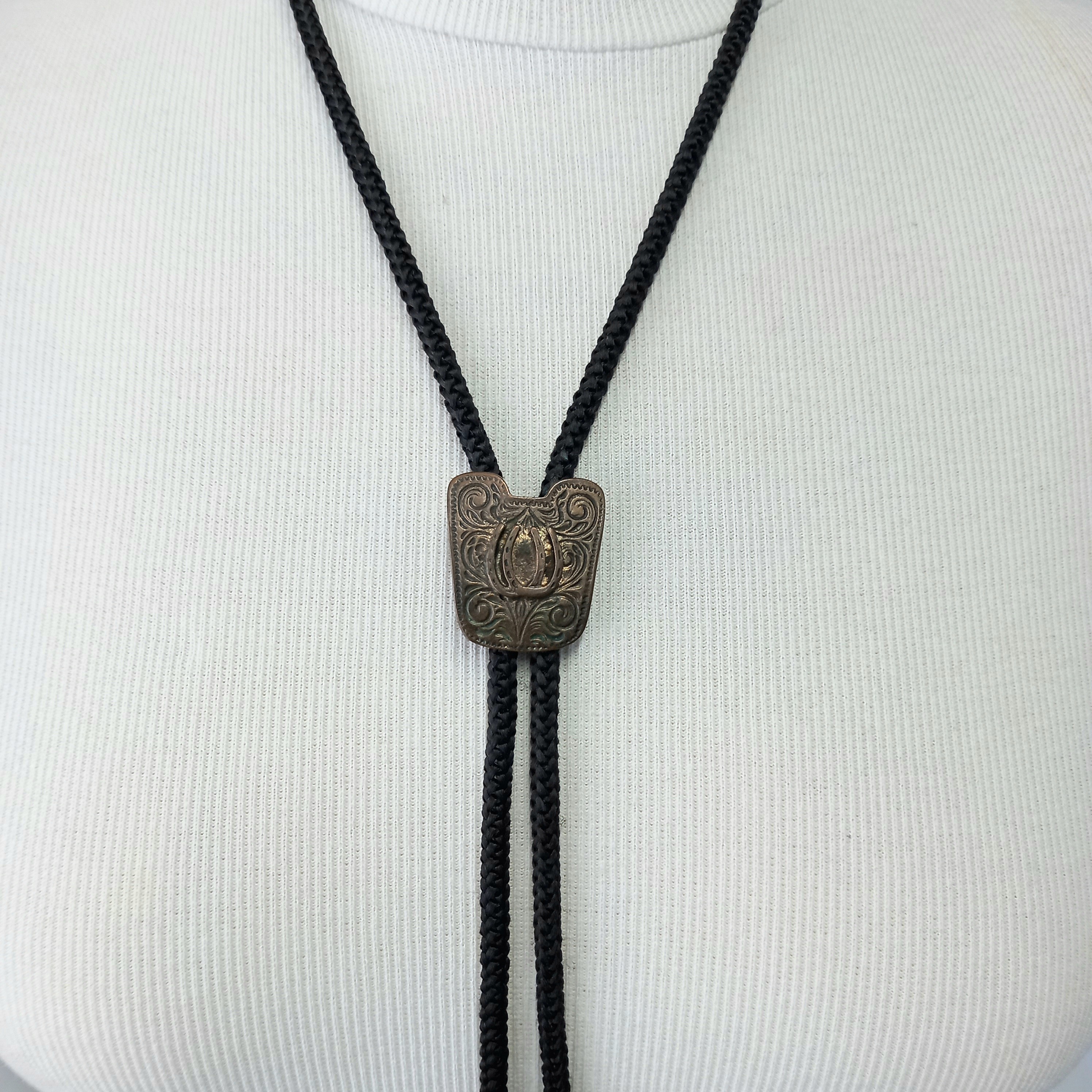 Voir photo 5 de Lot de quatre Bolo Ties cravates américaines de plusieurs designs vintage motifs camarguais Lot de quatre Bolo Ties cravates américaines de plusieurs designs vintage motifs camarguais Très bon état reconditionné photo 5