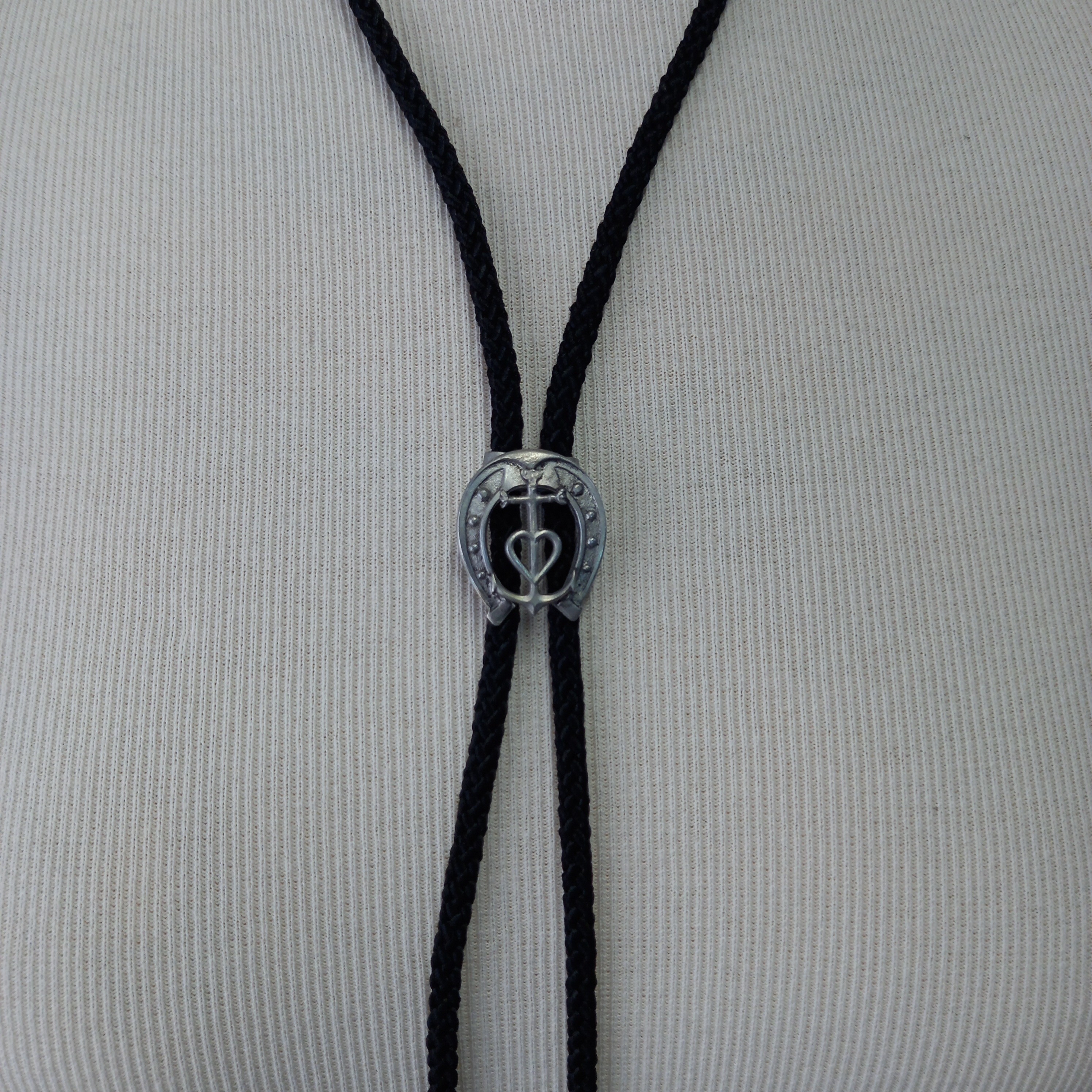 Voir photo 9 de Lot de quatre Bolo Ties cravates américaines de plusieurs designs vintage motifs camarguais Lot de quatre Bolo Ties cravates américaines de plusieurs designs vintage motifs camarguais Très bon état reconditionné photo 9