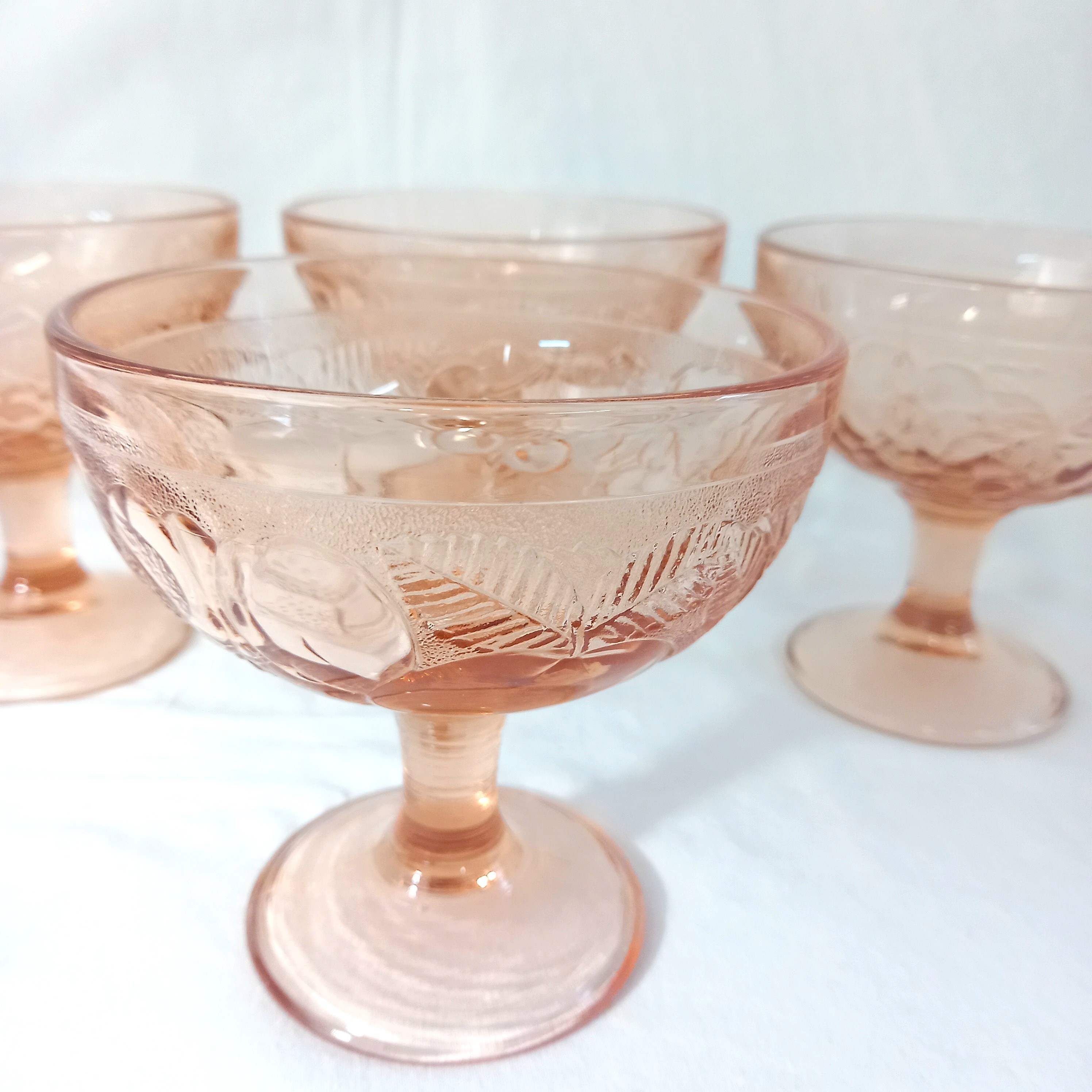 Voir photo 2 de Lot de quatre coupes à fruits / glaces vintage, en verre rose Lot de quatre coupes à fruits / glaces vintage, en verre rose reconditionné photo 2