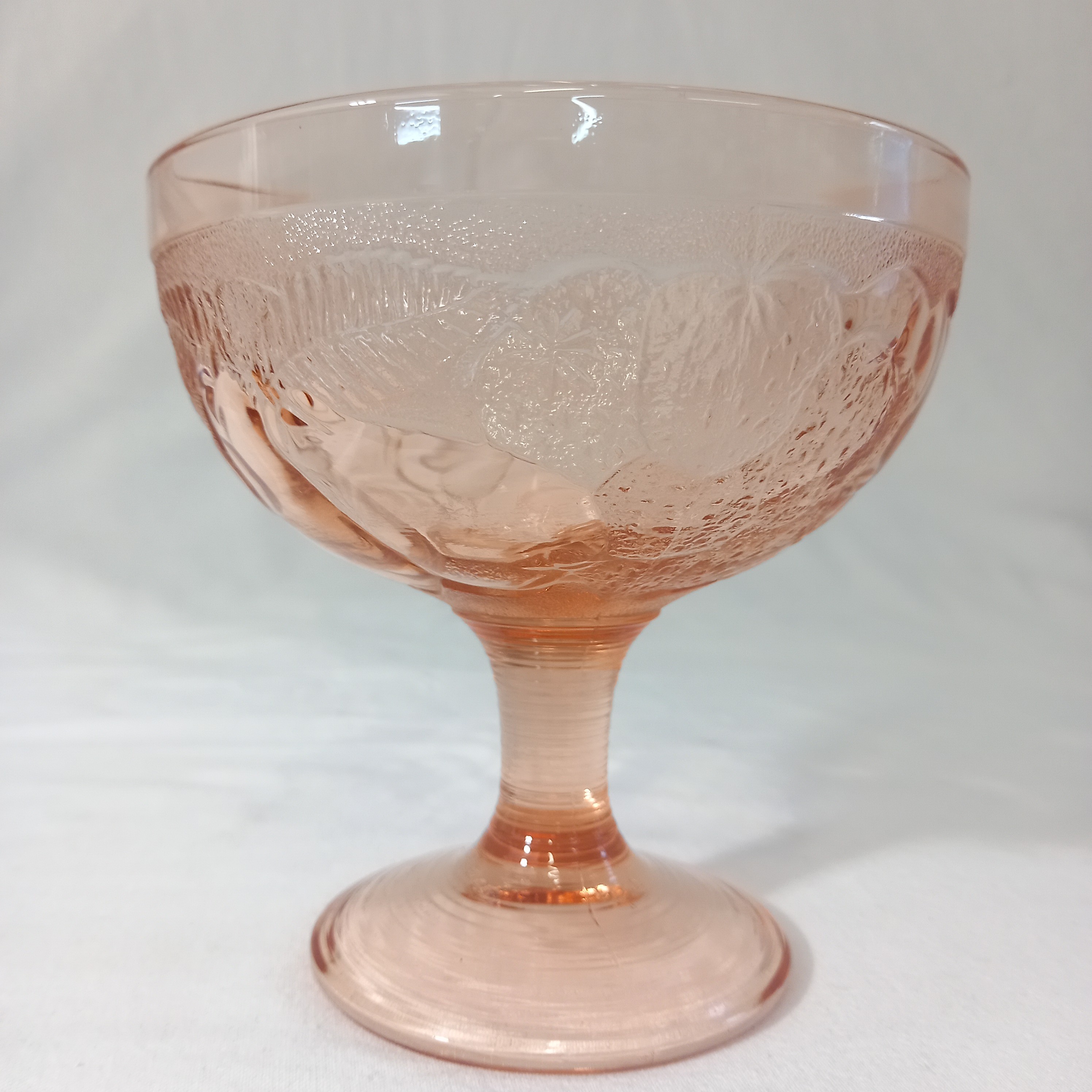 Voir photo 4 de Lot de quatre coupes à fruits / glaces vintage, en verre rose Lot de quatre coupes à fruits / glaces vintage, en verre rose reconditionné photo 4