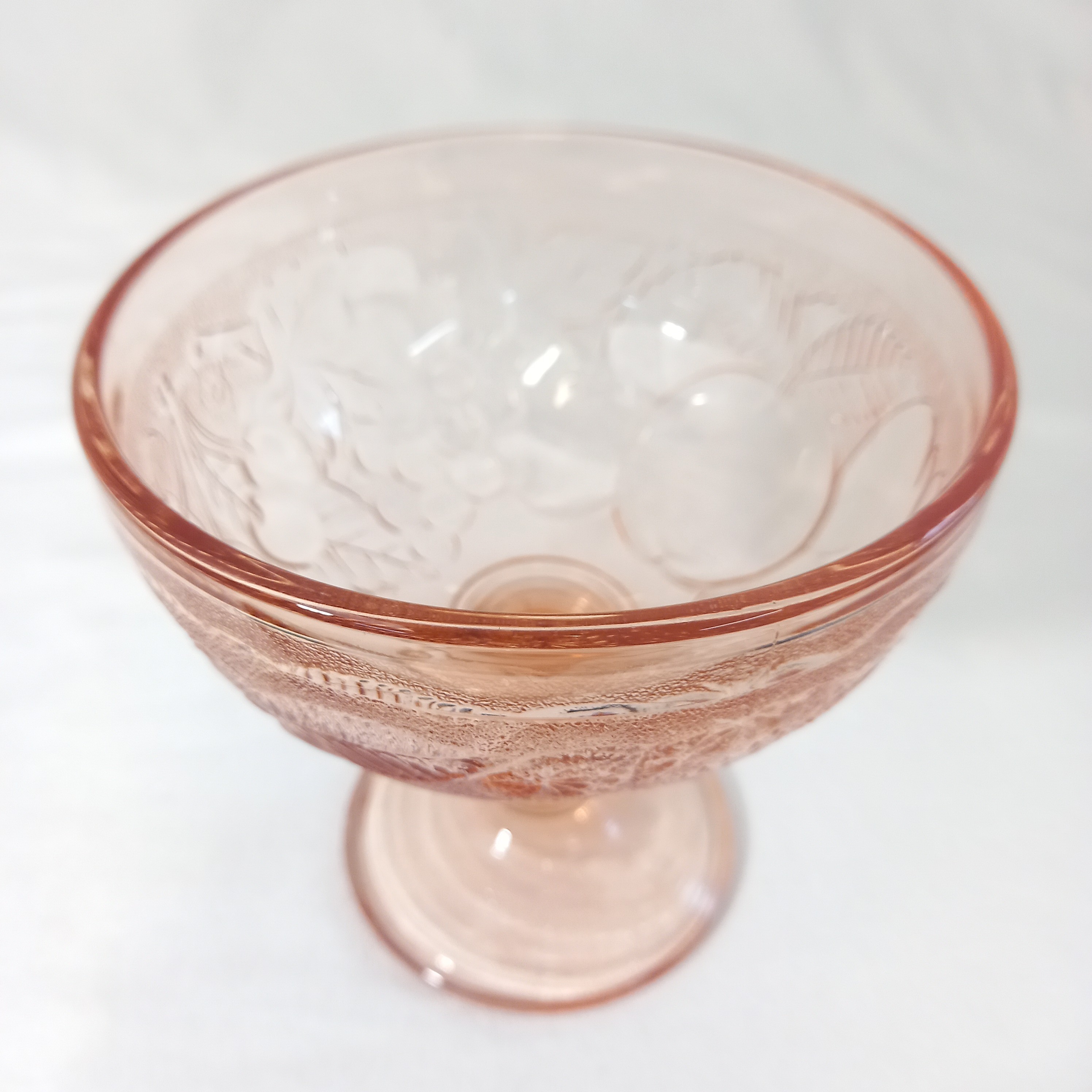 Voir photo 5 de Lot de quatre coupes à fruits / glaces vintage, en verre rose Lot de quatre coupes à fruits / glaces vintage, en verre rose reconditionné photo 5