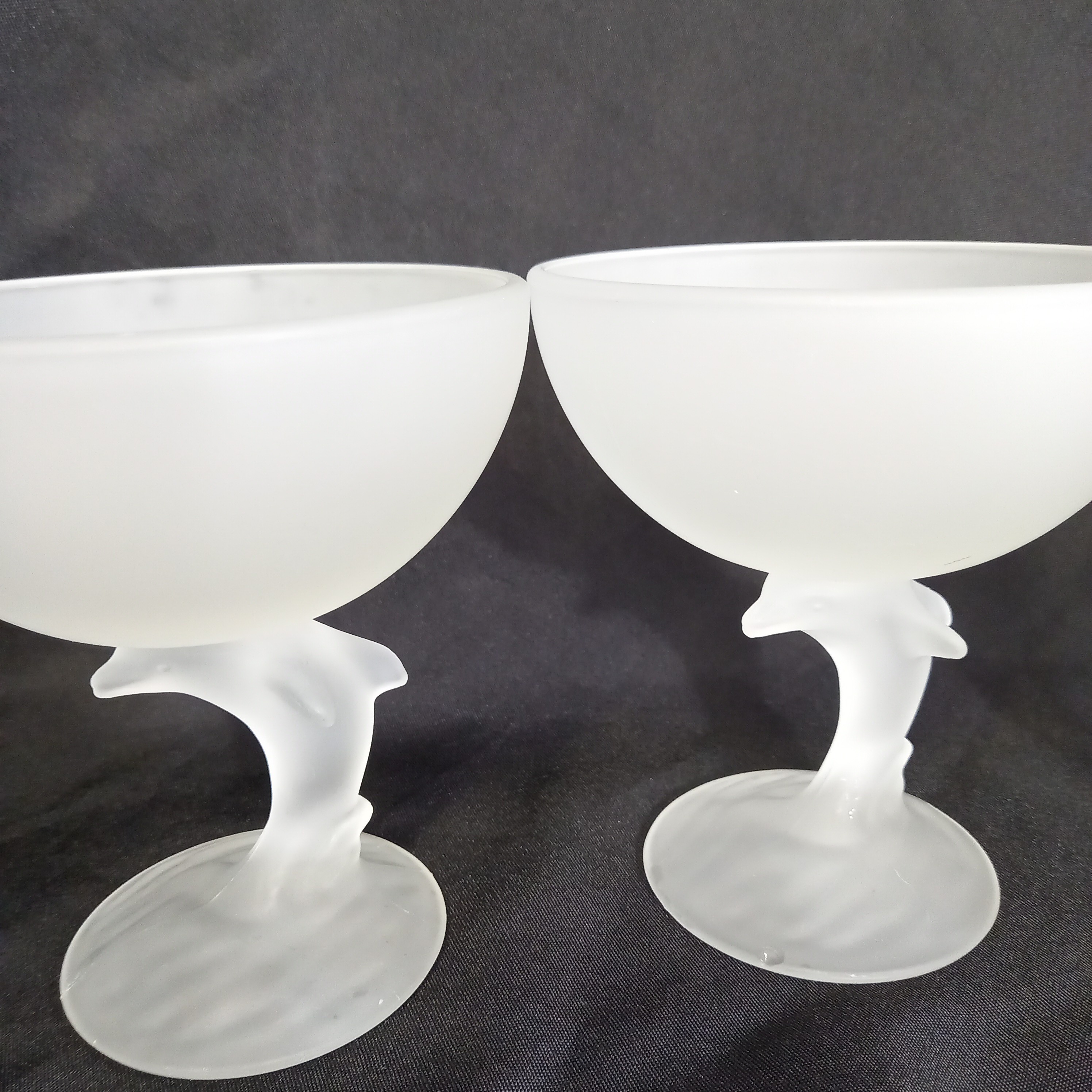 Voir photo 2 de Lot de quatre coupes à glace en verre satiné blanc translucide, aux pieds en forme de dauphin Lot de quatre coupes à glace en verre satiné blanc translucide, aux pieds en forme de dauphin reconditionné photo 2
