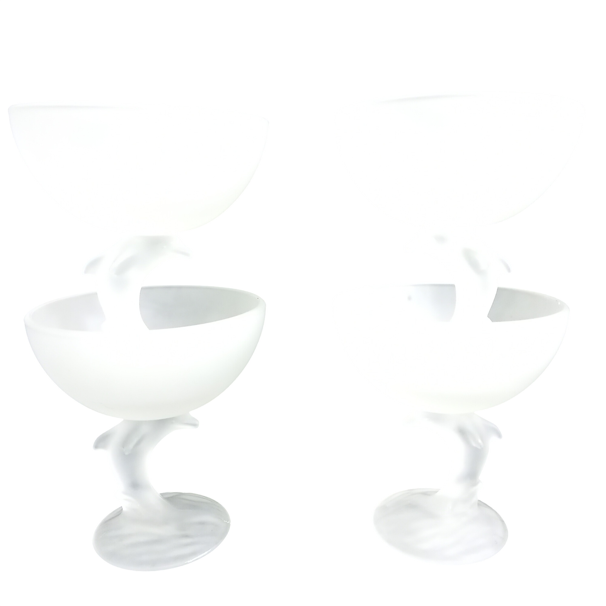 Voir photo 3 de Lot de quatre coupes à glace en verre satiné blanc translucide, aux pieds en forme de dauphin Lot de quatre coupes à glace en verre satiné blanc translucide, aux pieds en forme de dauphin reconditionné photo 3