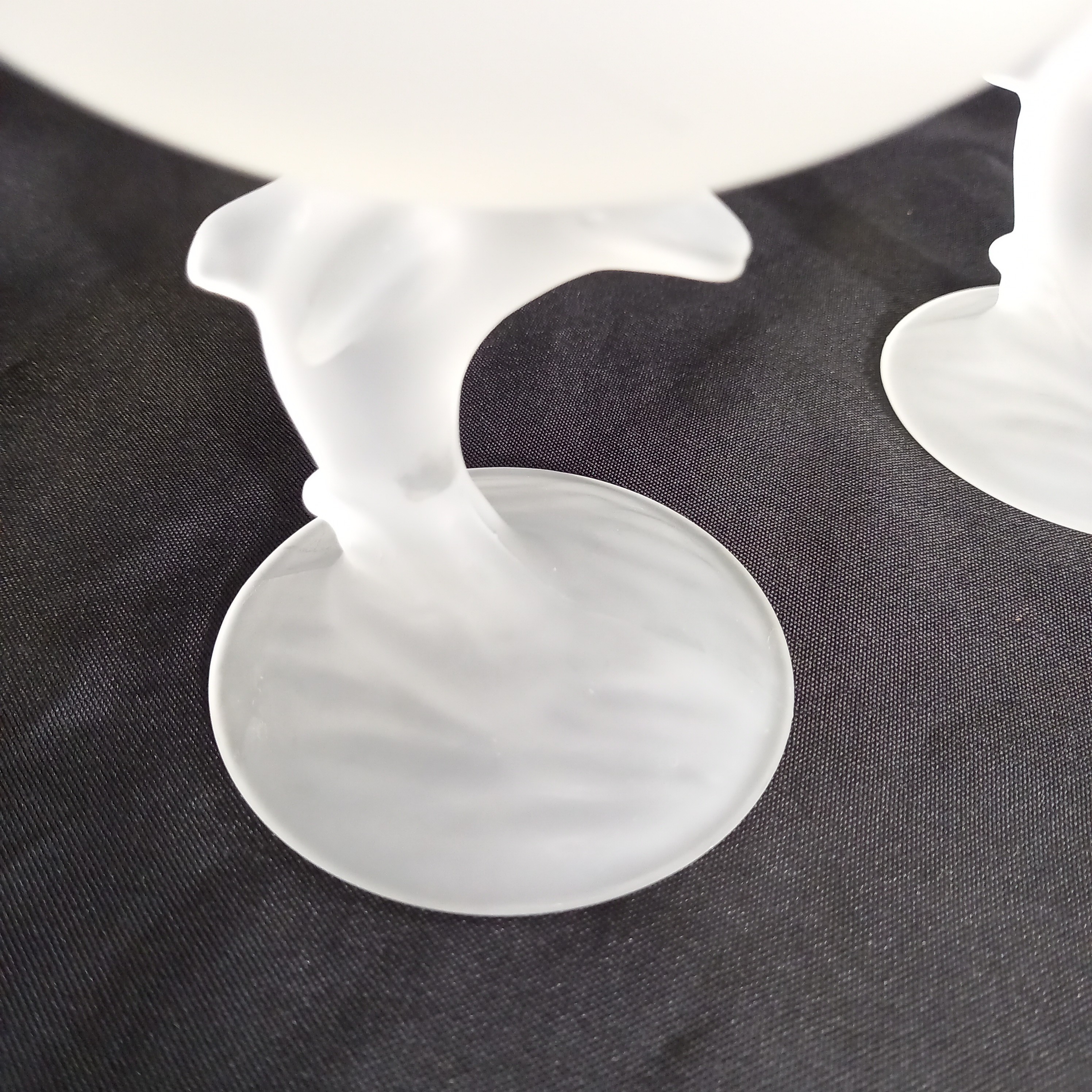 Voir photo 4 de Lot de quatre coupes à glace en verre satiné blanc translucide, aux pieds en forme de dauphin Lot de quatre coupes à glace en verre satiné blanc translucide, aux pieds en forme de dauphin reconditionné photo 4