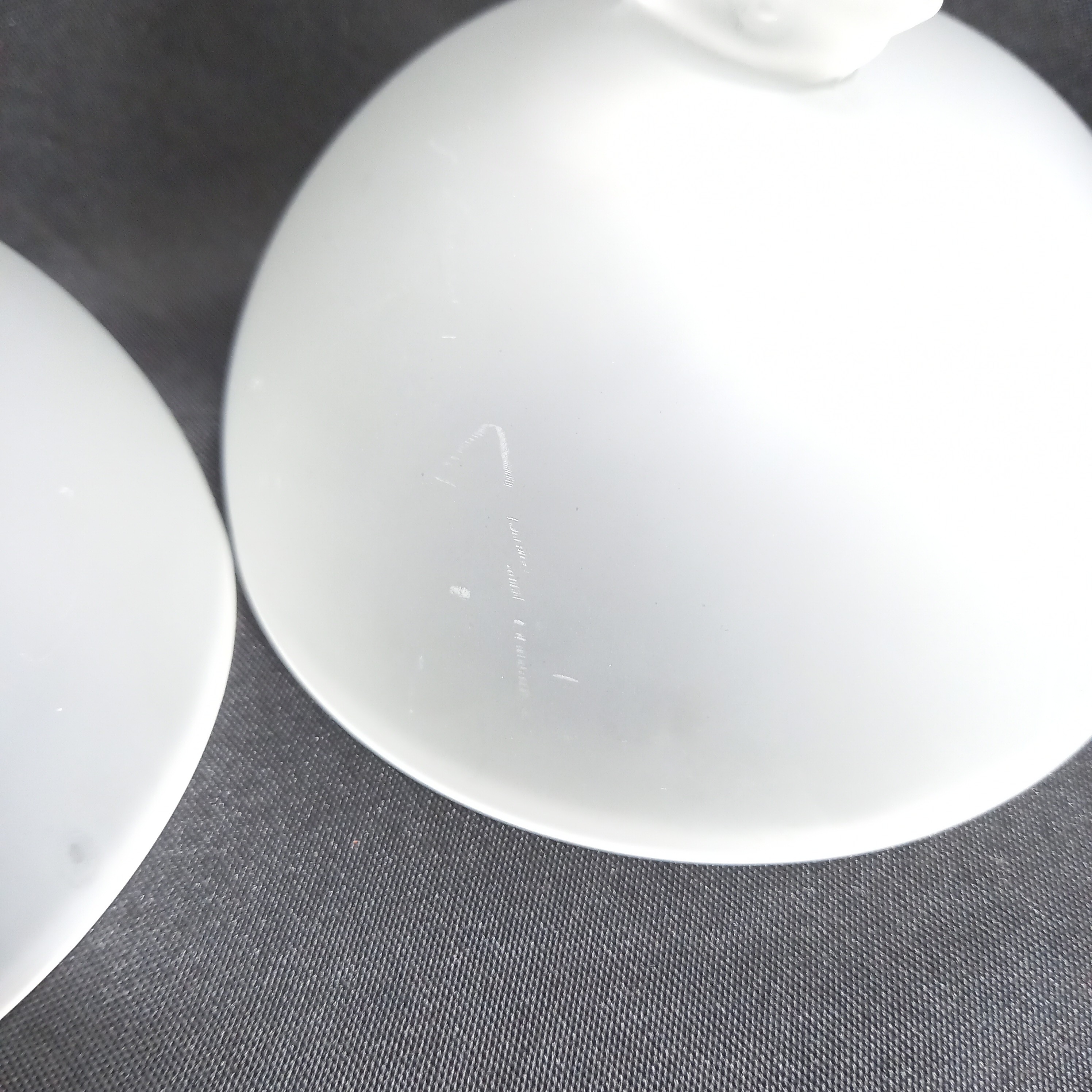 Voir photo 7 de Lot de quatre coupes à glace en verre satiné blanc translucide, aux pieds en forme de dauphin Lot de quatre coupes à glace en verre satiné blanc translucide, aux pieds en forme de dauphin reconditionné photo 7