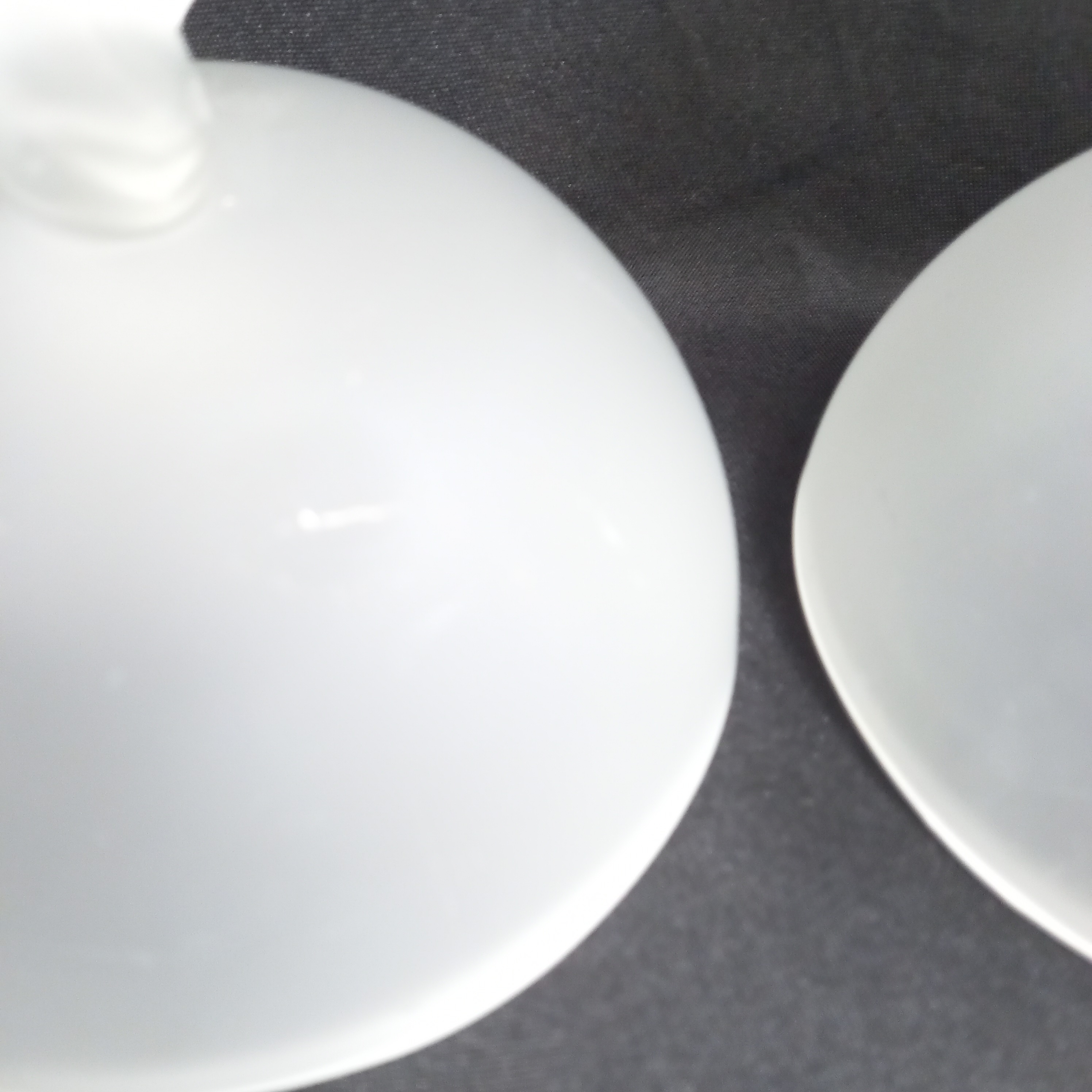 Voir photo 8 de Lot de quatre coupes à glace en verre satiné blanc translucide, aux pieds en forme de dauphin Lot de quatre coupes à glace en verre satiné blanc translucide, aux pieds en forme de dauphin reconditionné photo 8