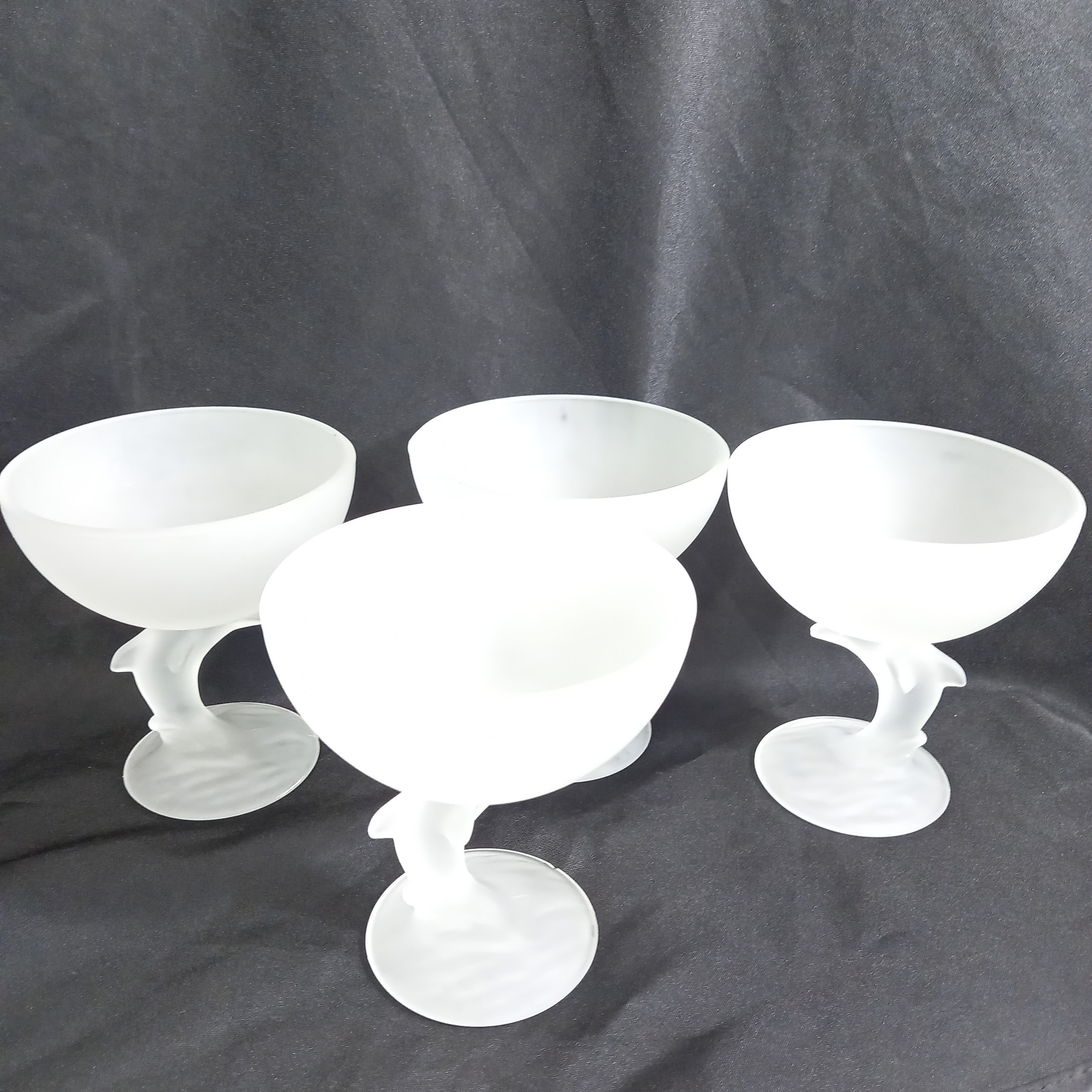 Lot de quatre coupes à glace en verre satiné blanc translucide, aux pieds en forme de dauphin - 18,40 € Lot de quatre coupes à glace en verre satiné blanc translucide, aux pieds en forme de dauphin reconditionné disponible sur Label Emmaüs