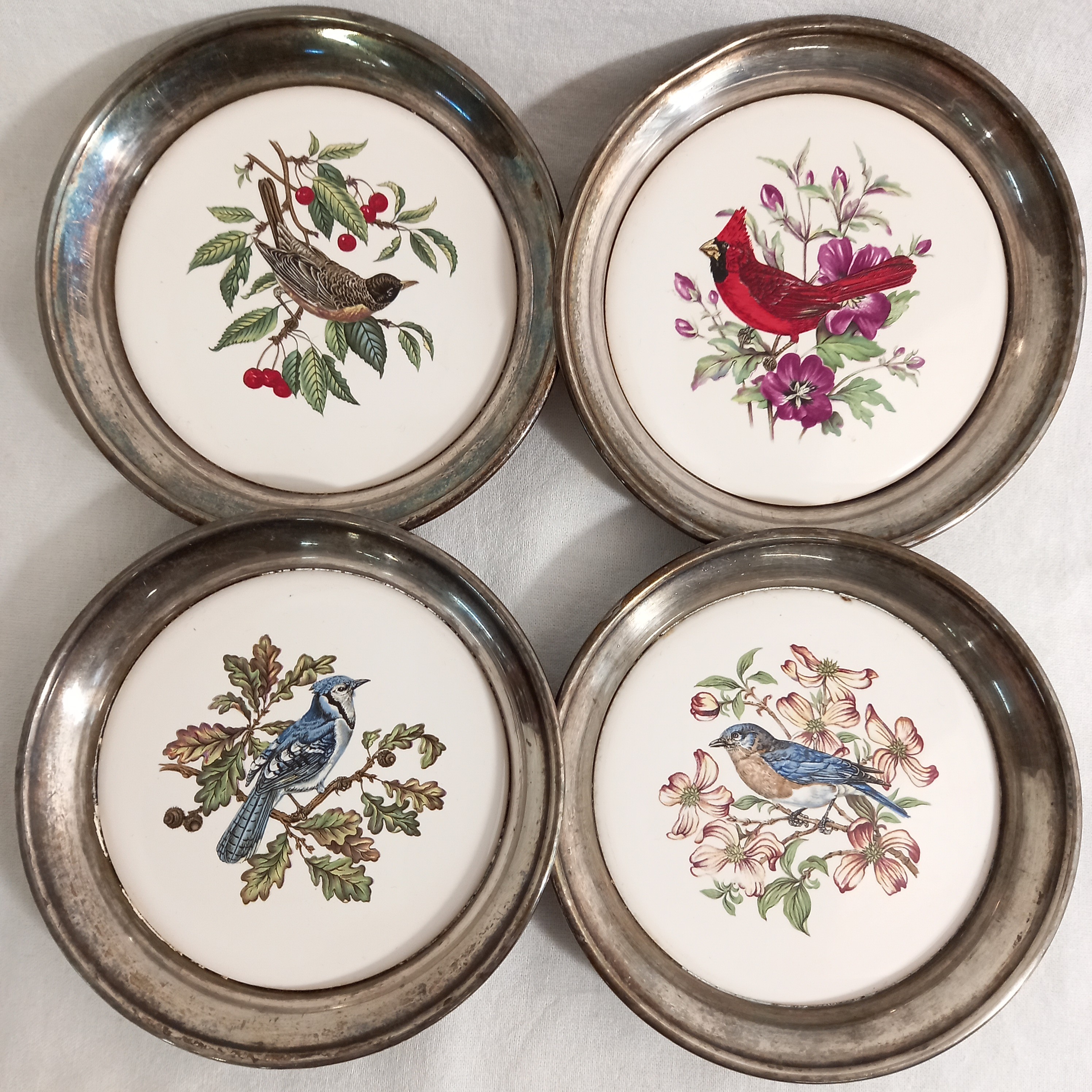 Voir photo 3 de Lot de quatre dessous vintage de verre ou de bouteille, en métal et céramique, avec des oiseaux pour motifs Lot de quatre dessous vintage de verre ou de bouteille, en métal et céramique, avec des oiseaux pour motifs Bon état reconditionné photo 3